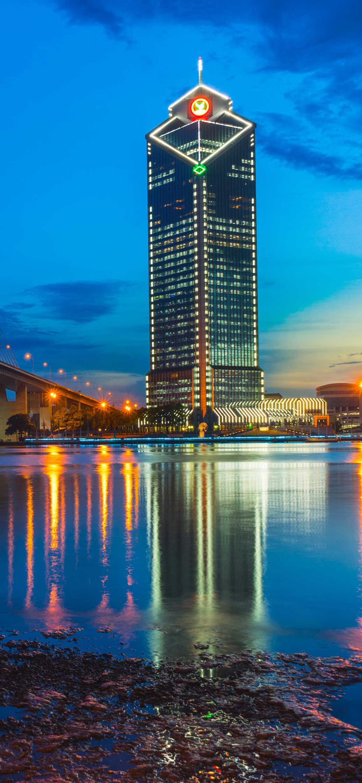 Beleuchtete Brücke Über Wasser Während Der Nacht Night. Wallpaper in 1242x2688 Resolution
