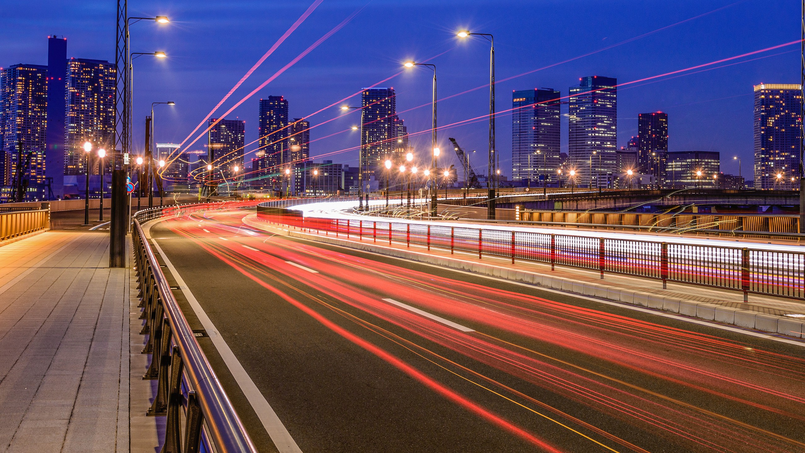Photographie en Accéléré de Voitures Sur la Route Pendant la Nuit. Wallpaper in 2560x1440 Resolution