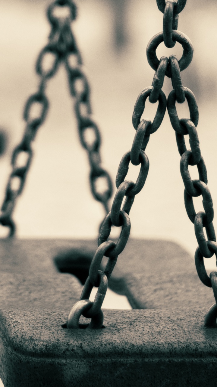 Columpio de Madera Marrón Sobre Arena Blanca. Wallpaper in 720x1280 Resolution