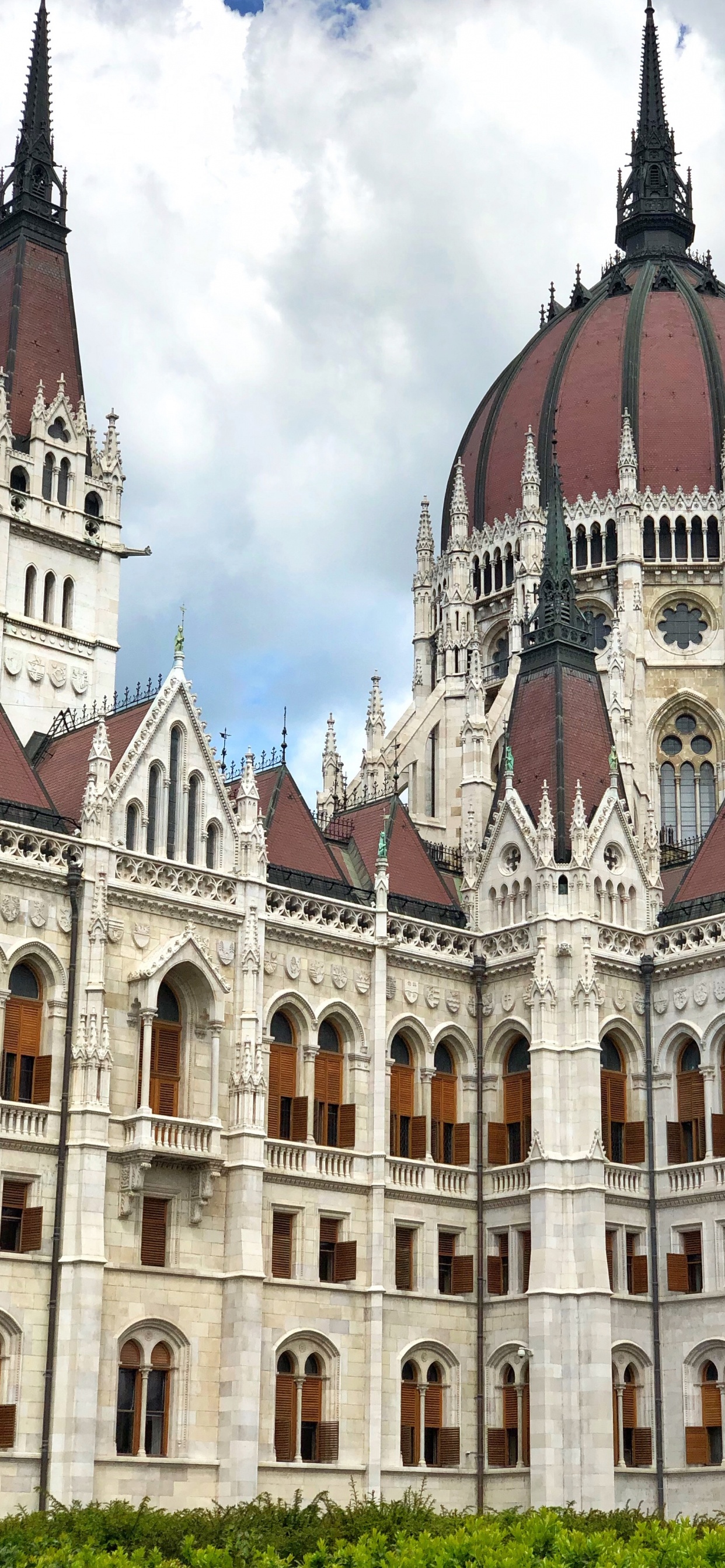 Budapest, Edificio Del Parlamento Húngaro, Naturaleza, Las Formaciones Montañosas, Arquitectura. Wallpaper in 1242x2688 Resolution