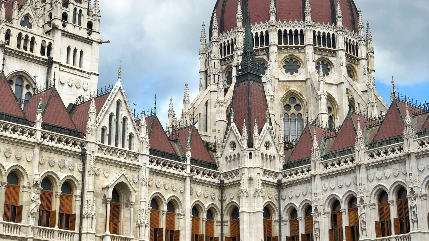 Budapest, Ungarischen Parlamentsgebäude, Natur, Bergigen Landschaftsformen, Architektur. Wallpaper in 1366x768 Resolution