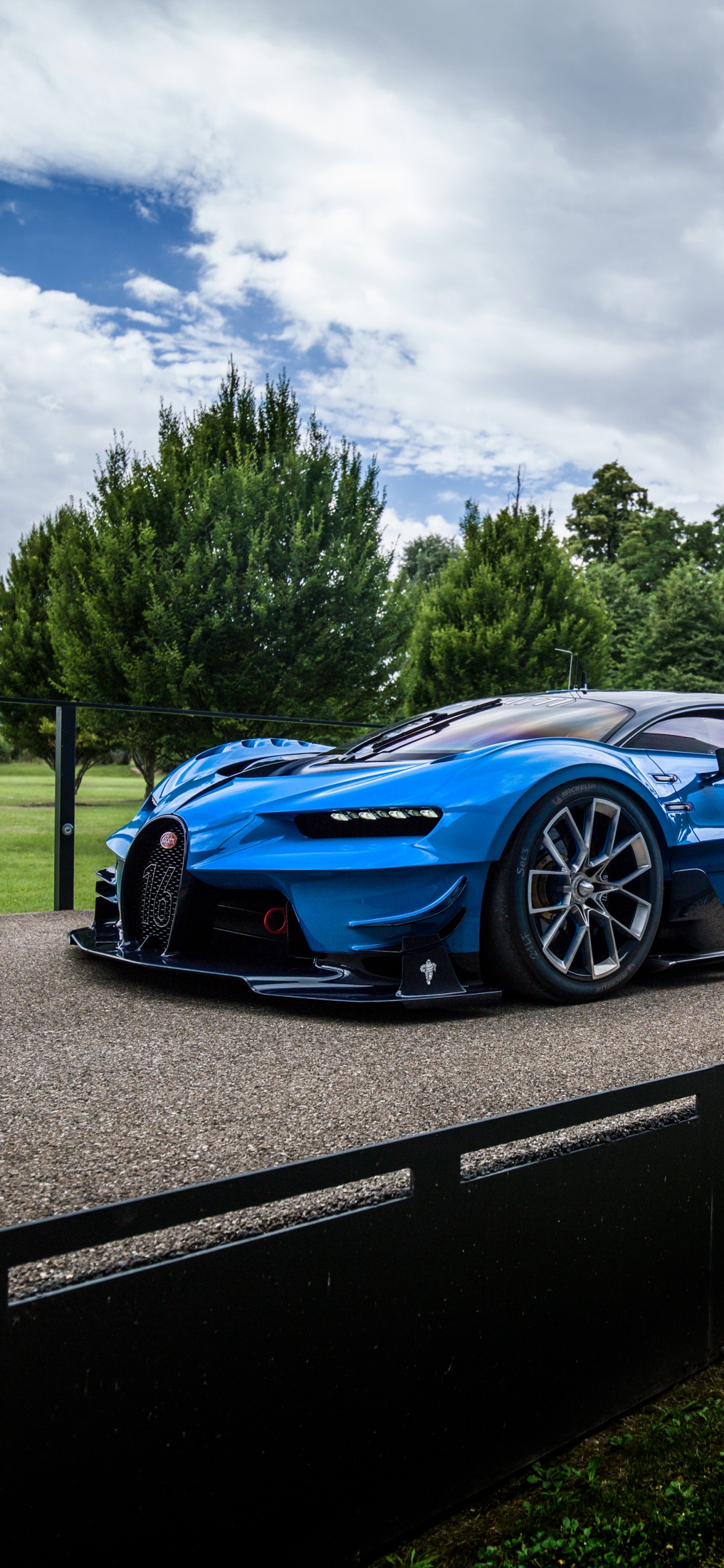 Blauer Porsche 911 Tagsüber Unterwegs. Wallpaper in 1125x2436 Resolution