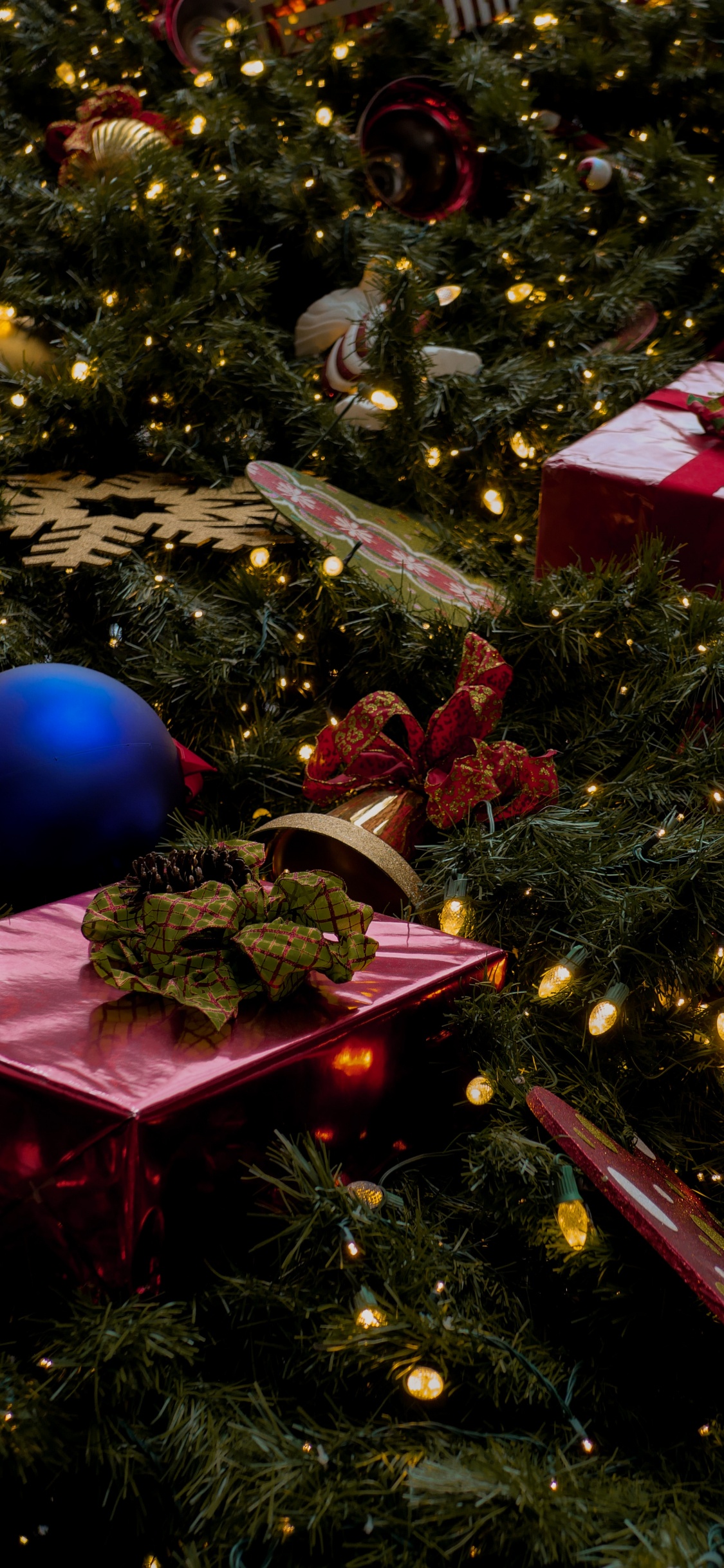 Weihnachten, Weihnachtsbaum, Heiligabend, Christmas Ornament, Weihnachtsdekoration. Wallpaper in 1125x2436 Resolution