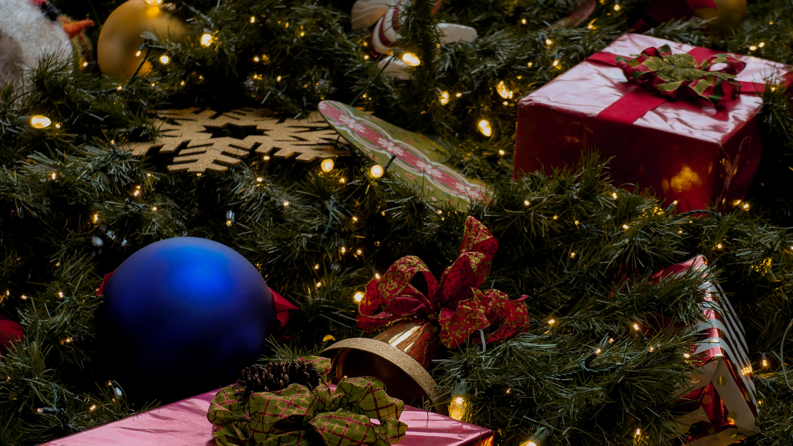 Weihnachten, Weihnachtsbaum, Heiligabend, Christmas Ornament, Weihnachtsdekoration. Wallpaper in 2560x1440 Resolution