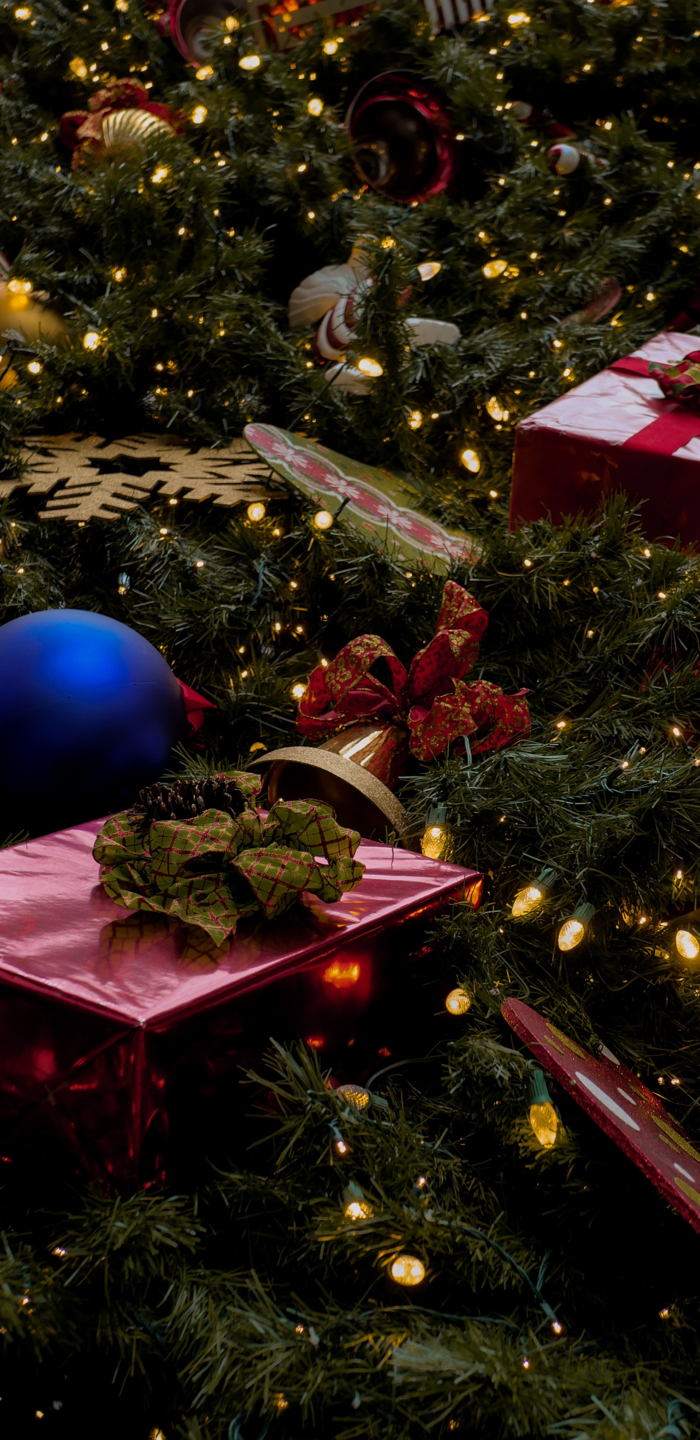 Le Jour De Noël, Arbre de Noël, Ornement de Noël, Décoration de Noël, Spruce. Wallpaper in 1440x2960 Resolution