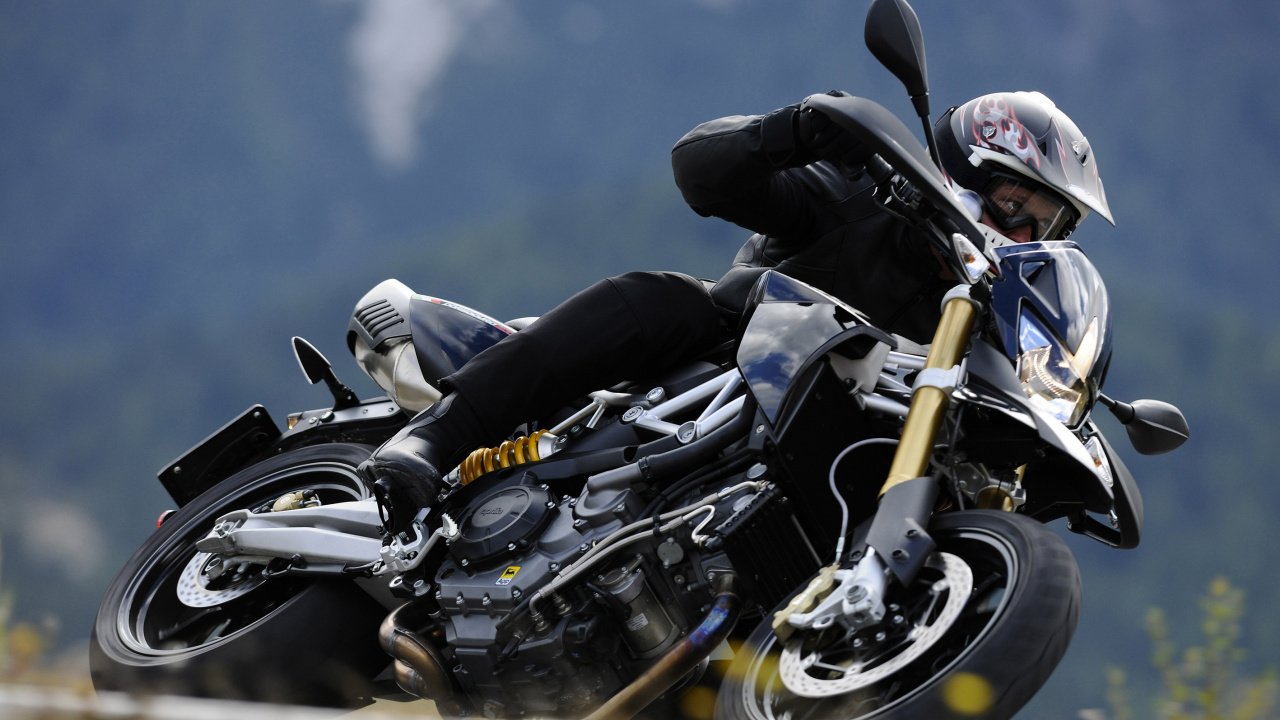 Black and Yellow Sports Bike. Wallpaper in 1280x720 Resolution