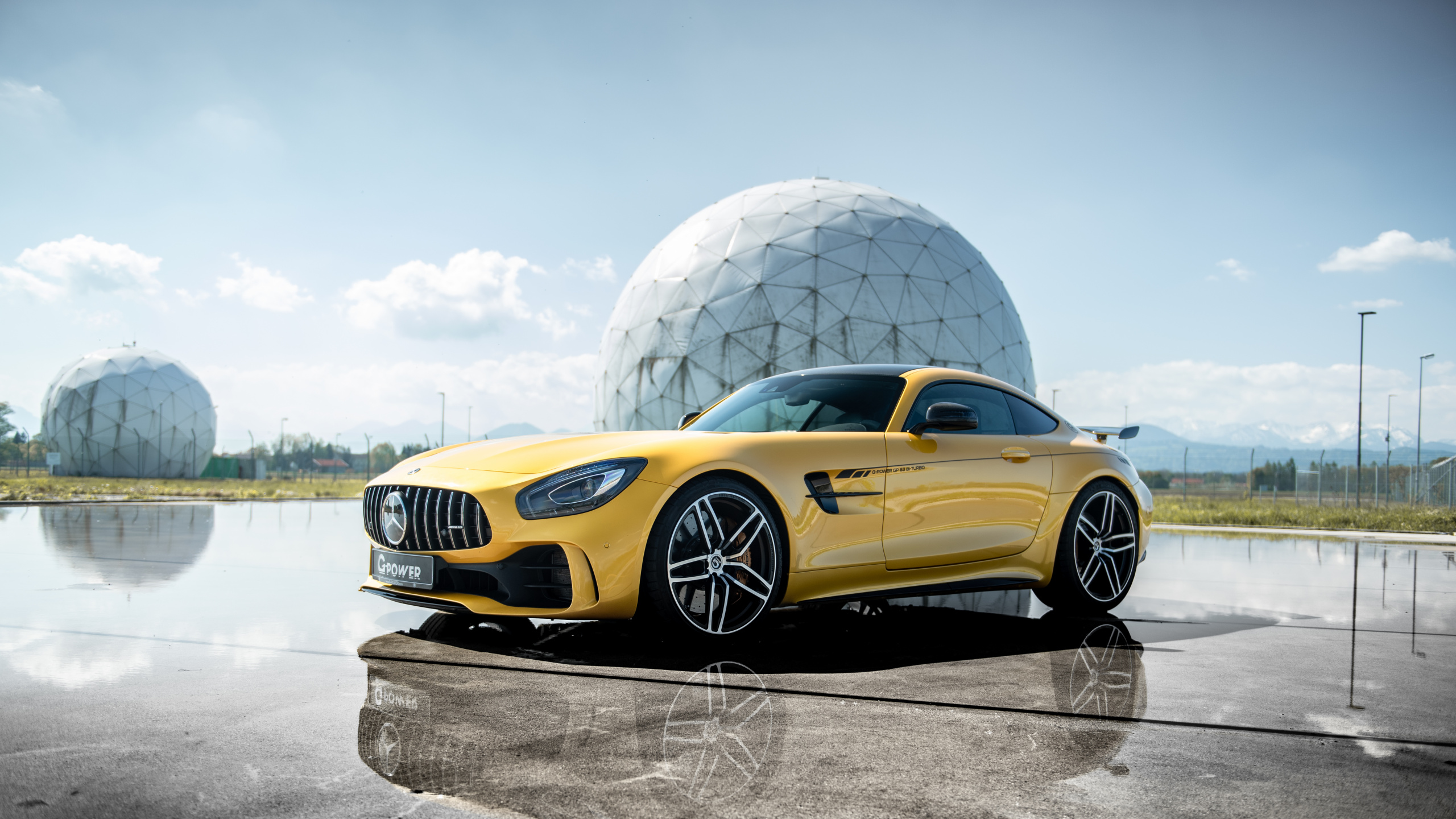 Amarillo Bmw m 3 Coupe Estacionado en un Suelo Cubierto de Nieve Durante el Día. Wallpaper in 2560x1440 Resolution