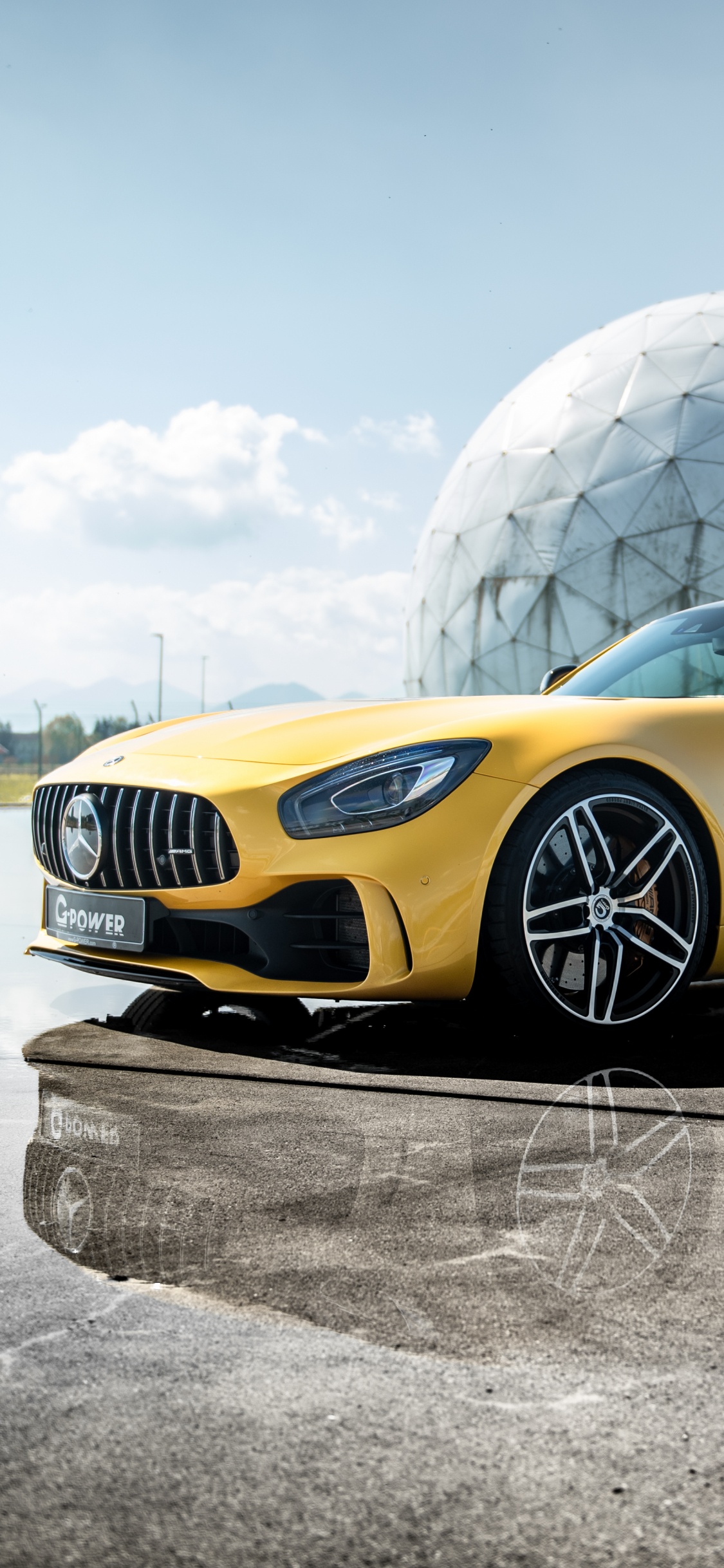 Gelbes Bmw m 3 Coupe, Das Tagsüber Auf Schneebedecktem Boden Geparkt Ist. Wallpaper in 1125x2436 Resolution