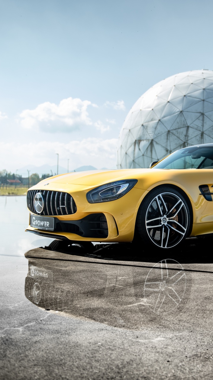 Gelbes Bmw m 3 Coupe, Das Tagsüber Auf Schneebedecktem Boden Geparkt Ist. Wallpaper in 720x1280 Resolution