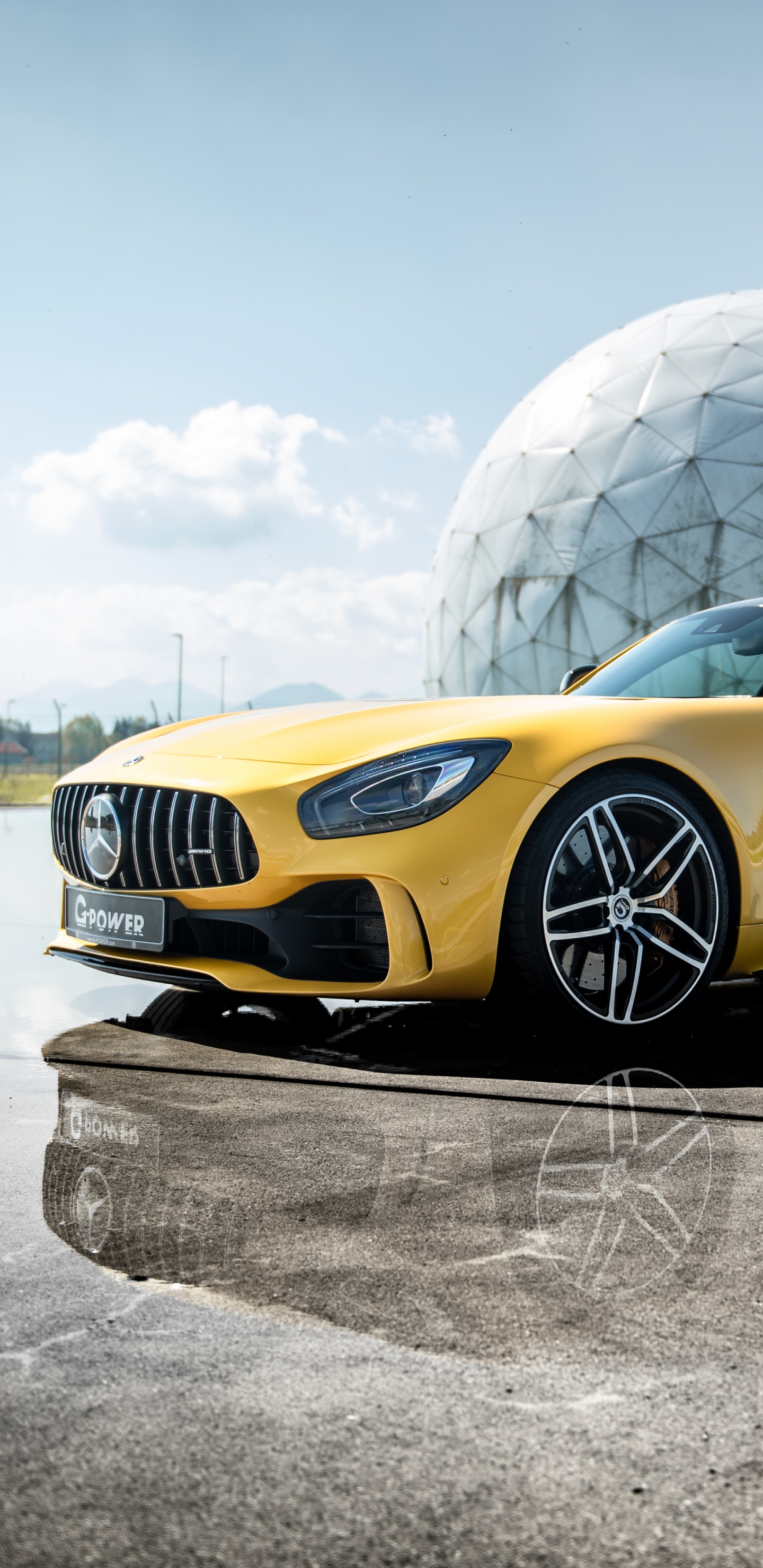 Coupé Bmw m 3 Jaune Garé Sur un Sol Couvert de Neige Pendant la Journée. Wallpaper in 1440x2960 Resolution