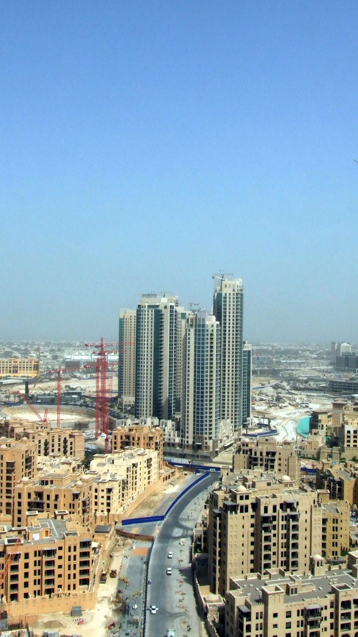 Horizonte de la Ciudad Bajo un Cielo Azul Durante el Día. Wallpaper in 720x1280 Resolution