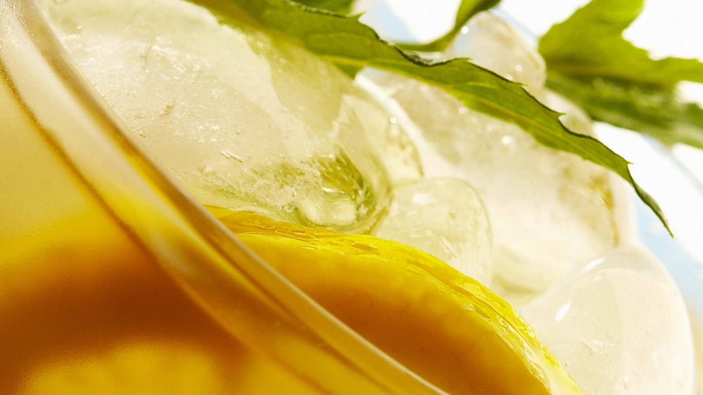 Liquide Jaune Dans un Verre à Boire Transparent. Wallpaper in 1366x768 Resolution