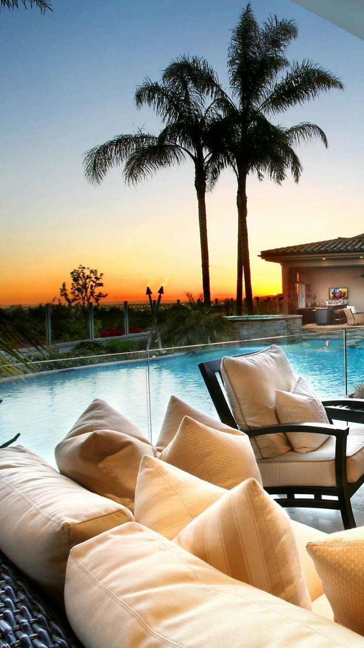 Sillas y Mesas de Madera Marrón Cerca de Palmeras Durante el Día. Wallpaper in 750x1334 Resolution