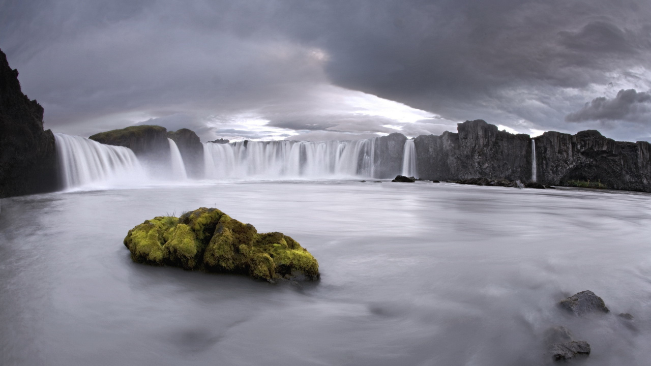 Water Falls Under Cloudy Sky. Wallpaper in 1280x720 Resolution