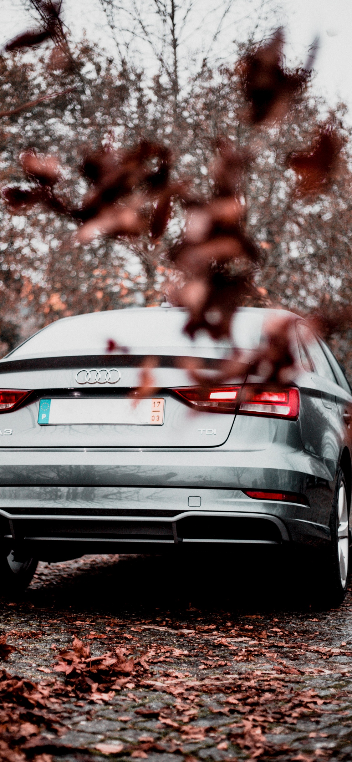 Weißes Bmw Auto Tagsüber Unterwegs. Wallpaper in 1125x2436 Resolution