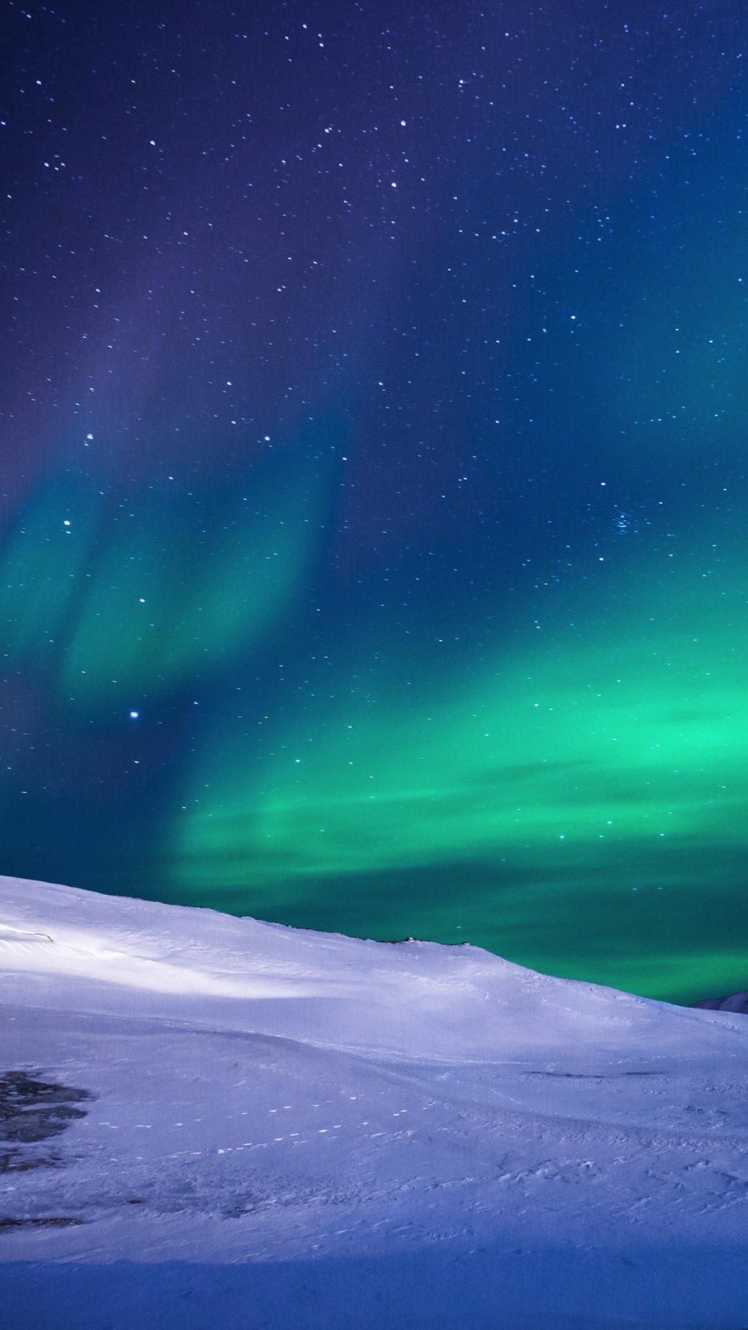 Montaña Cubierta de Nieve Bajo un Cielo Verde. Wallpaper in 1080x1920 Resolution