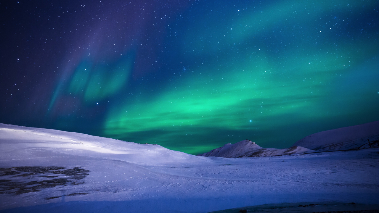 Snow Covered Mountain Under Green Sky. Wallpaper in 1280x720 Resolution