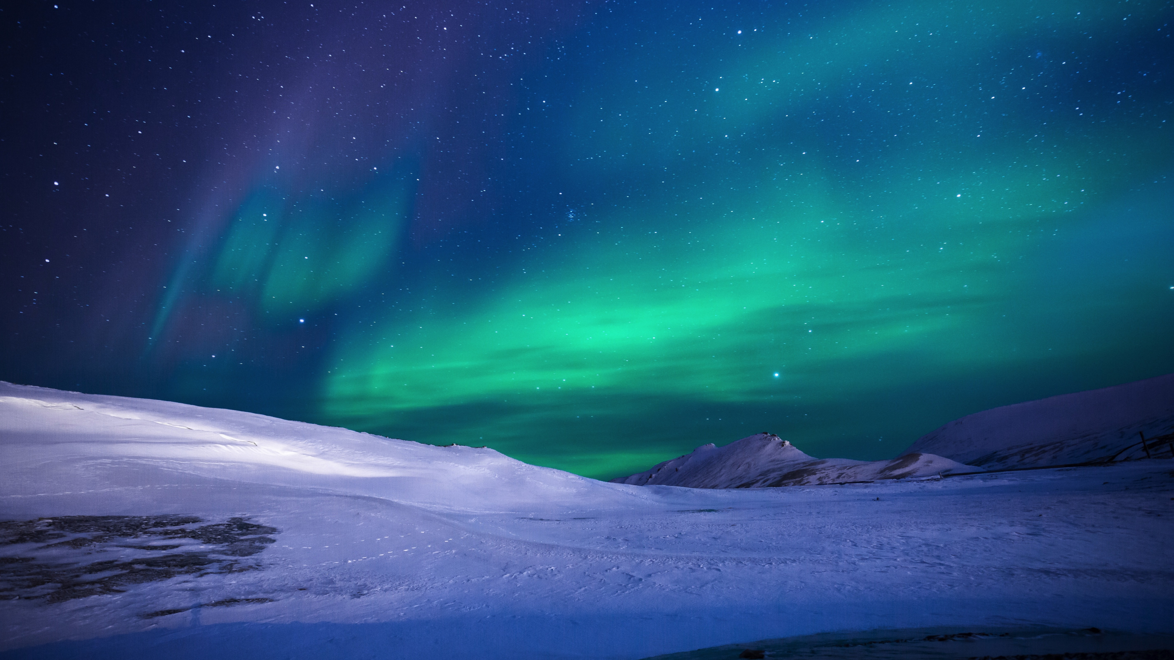 Montagne Couverte de Neige Sous un Ciel Vert. Wallpaper in 3840x2160 Resolution