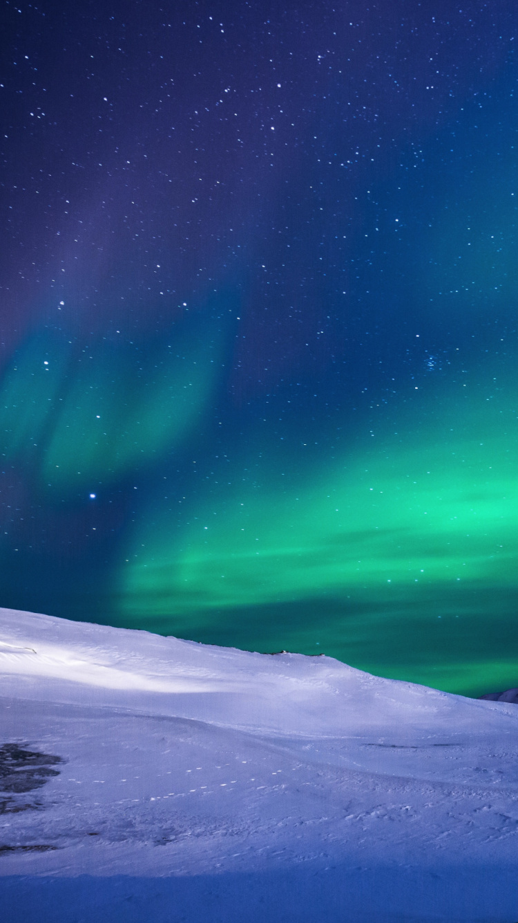 Montagne Couverte de Neige Sous un Ciel Vert. Wallpaper in 750x1334 Resolution