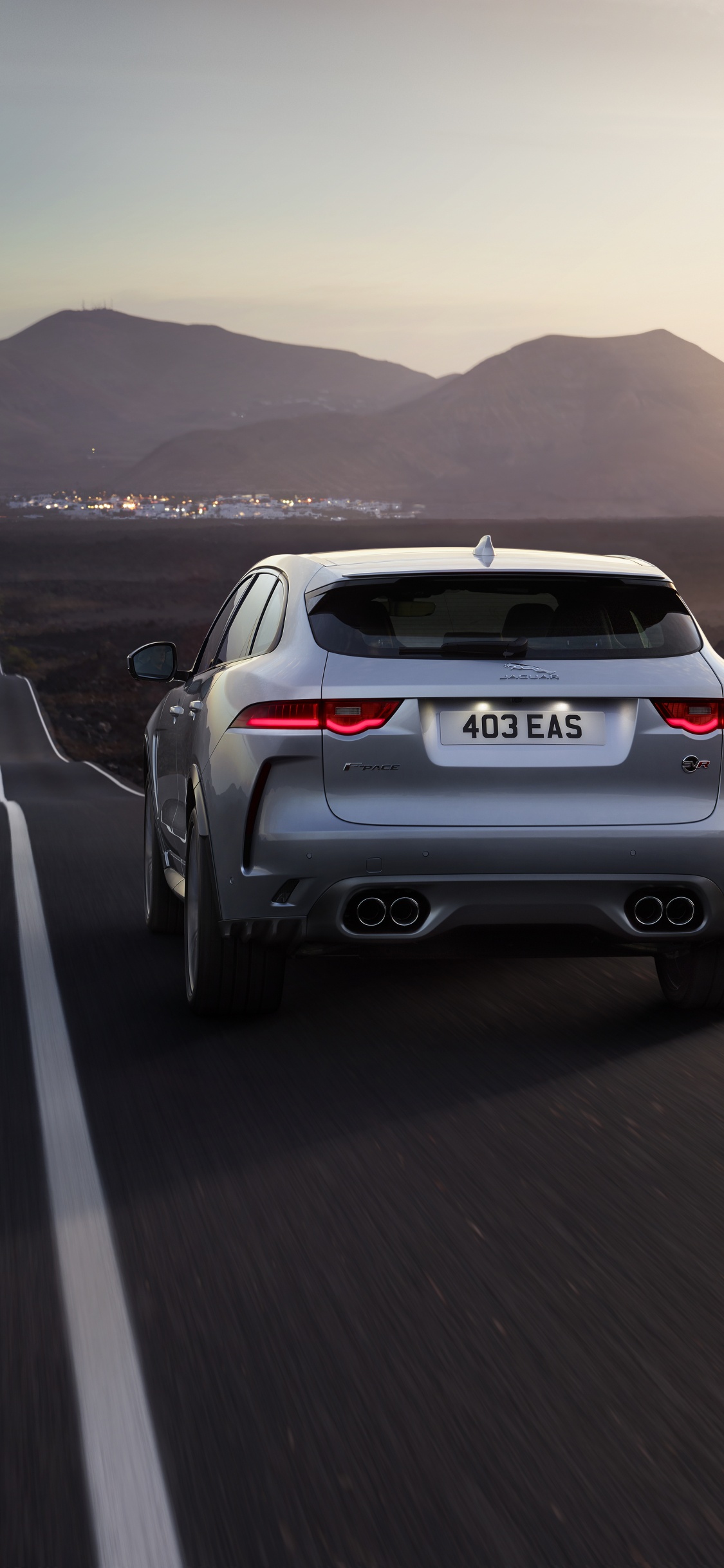 Suv Blanc Sur Route Pendant la Journée. Wallpaper in 1125x2436 Resolution