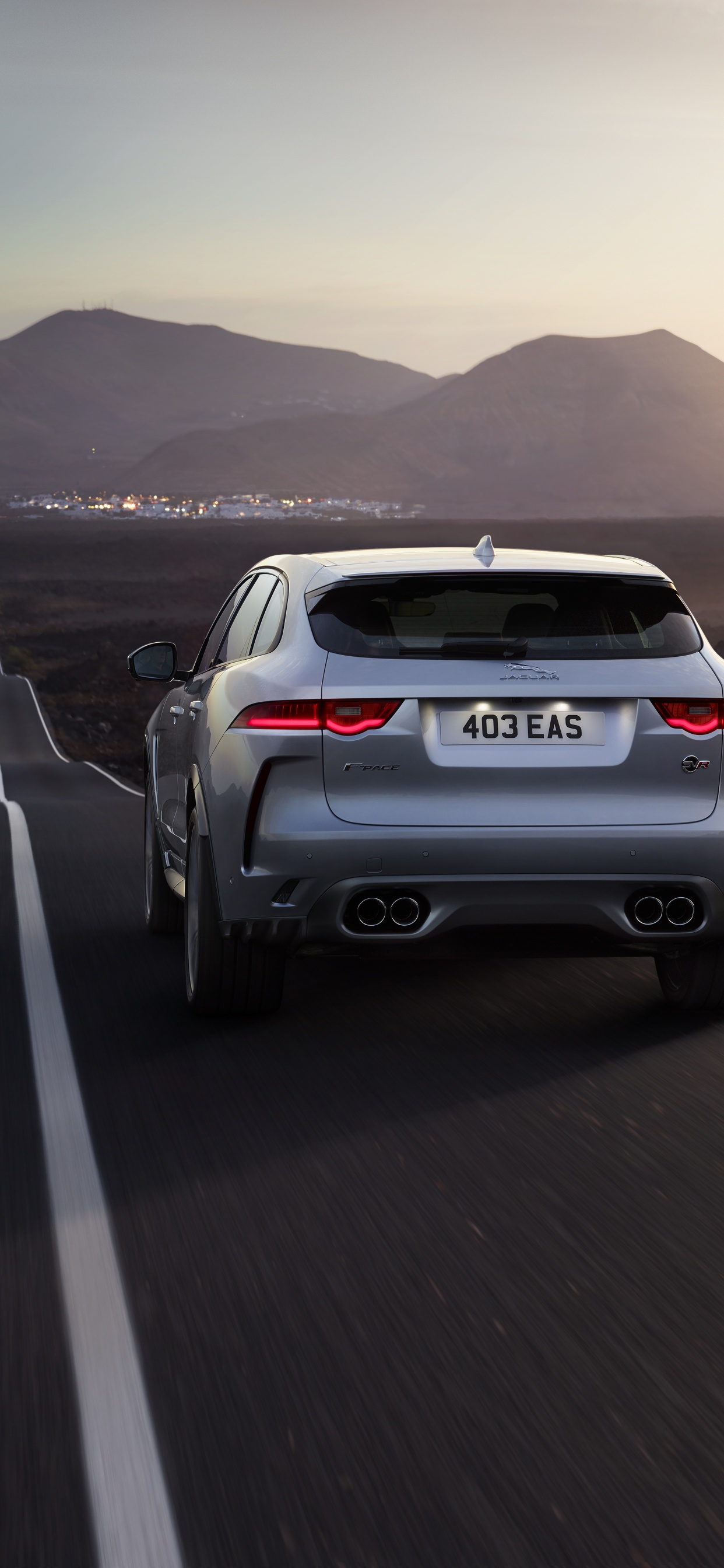 Suv Blanc Sur Route Pendant la Journée. Wallpaper in 1242x2688 Resolution