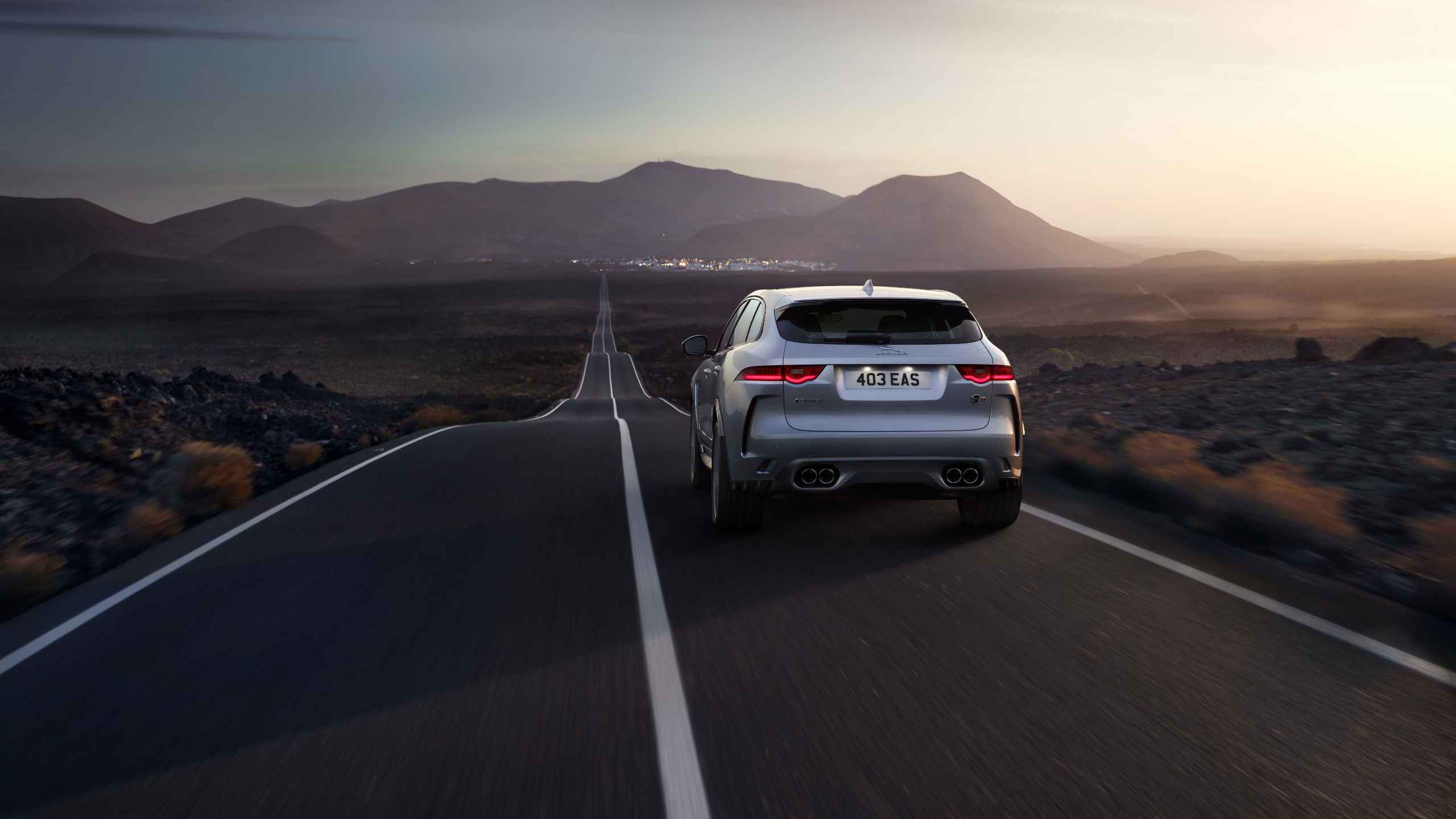 Suv Blanc Sur Route Pendant la Journée. Wallpaper in 2560x1440 Resolution