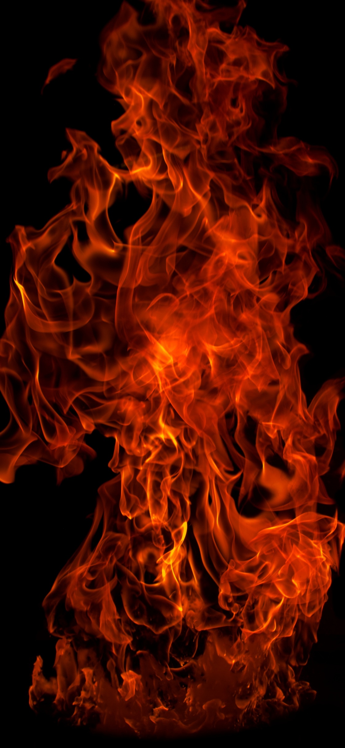 Fuego Naranja en Fondo Negro. Wallpaper in 1125x2436 Resolution