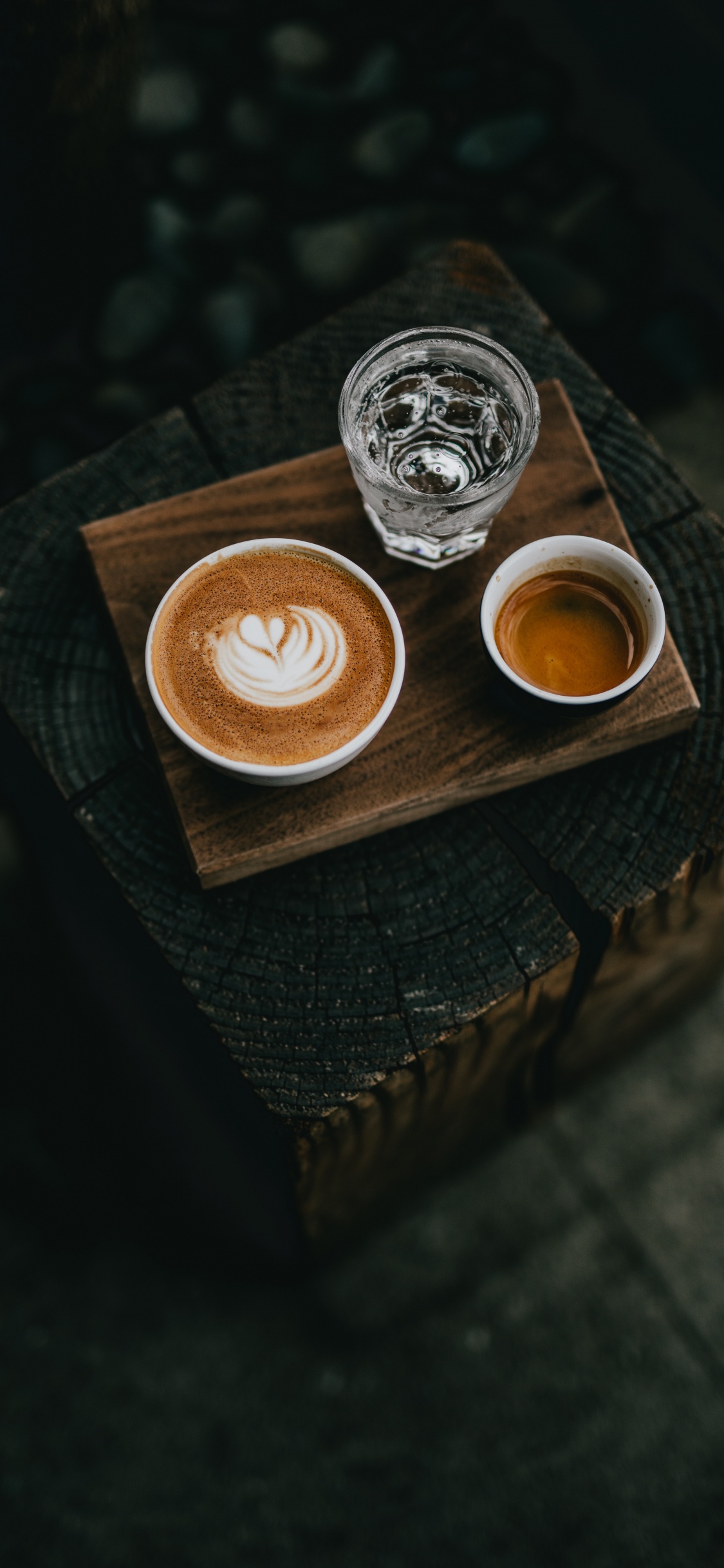 Cappuccino Dans Une Tasse en Céramique Marron Sur Une Table en Bois Marron. Wallpaper in 1125x2436 Resolution
