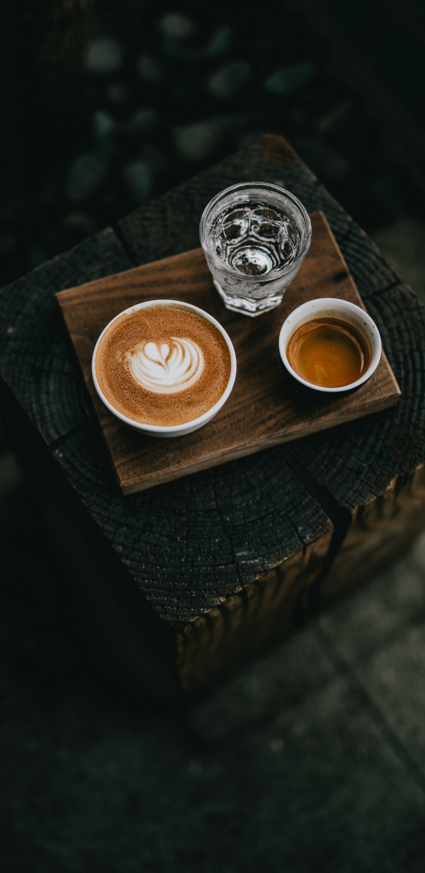 Cappuccino in Brauner Keramiktasse Auf Braunem Holztisch. Wallpaper in 1440x2960 Resolution