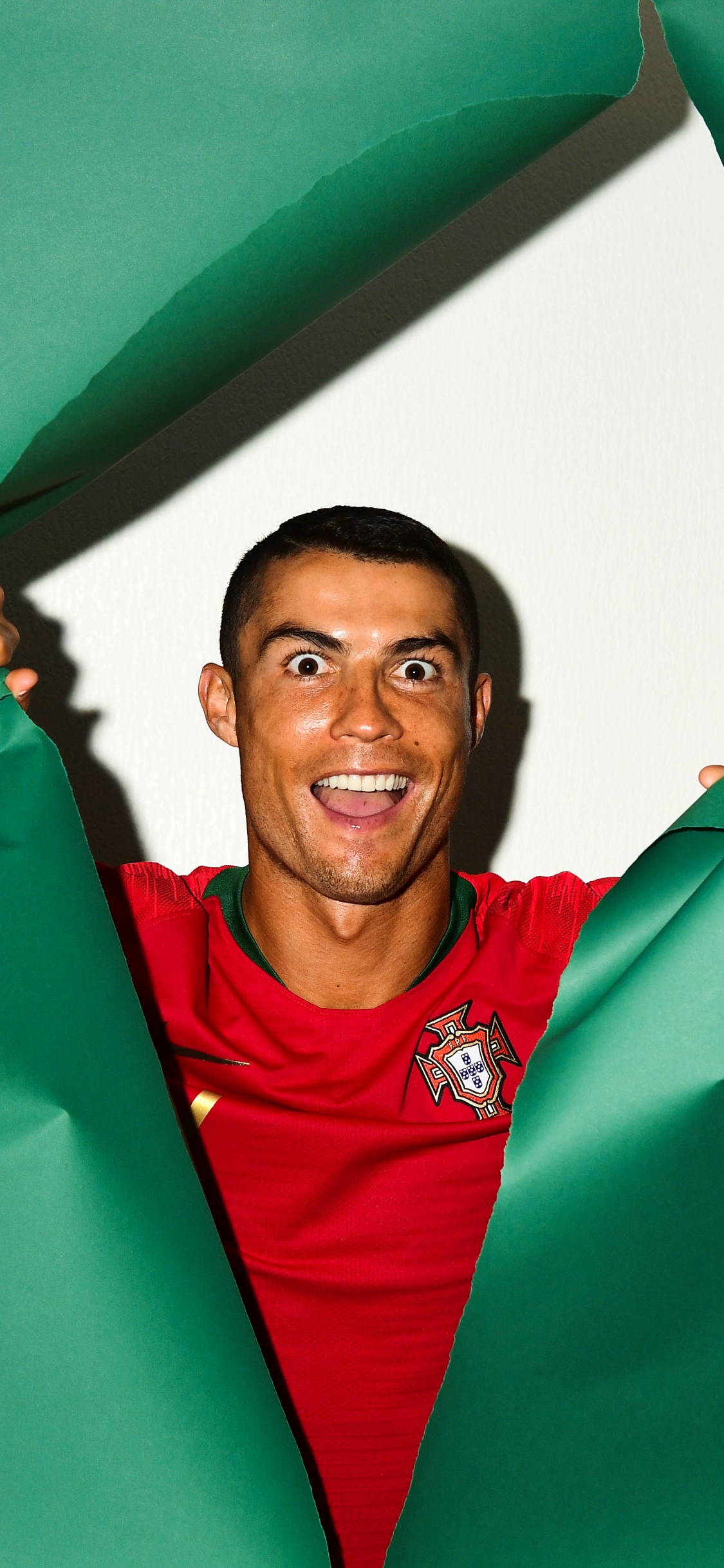 Hombre en Polo Rojo Sonriendo. Wallpaper in 1125x2436 Resolution