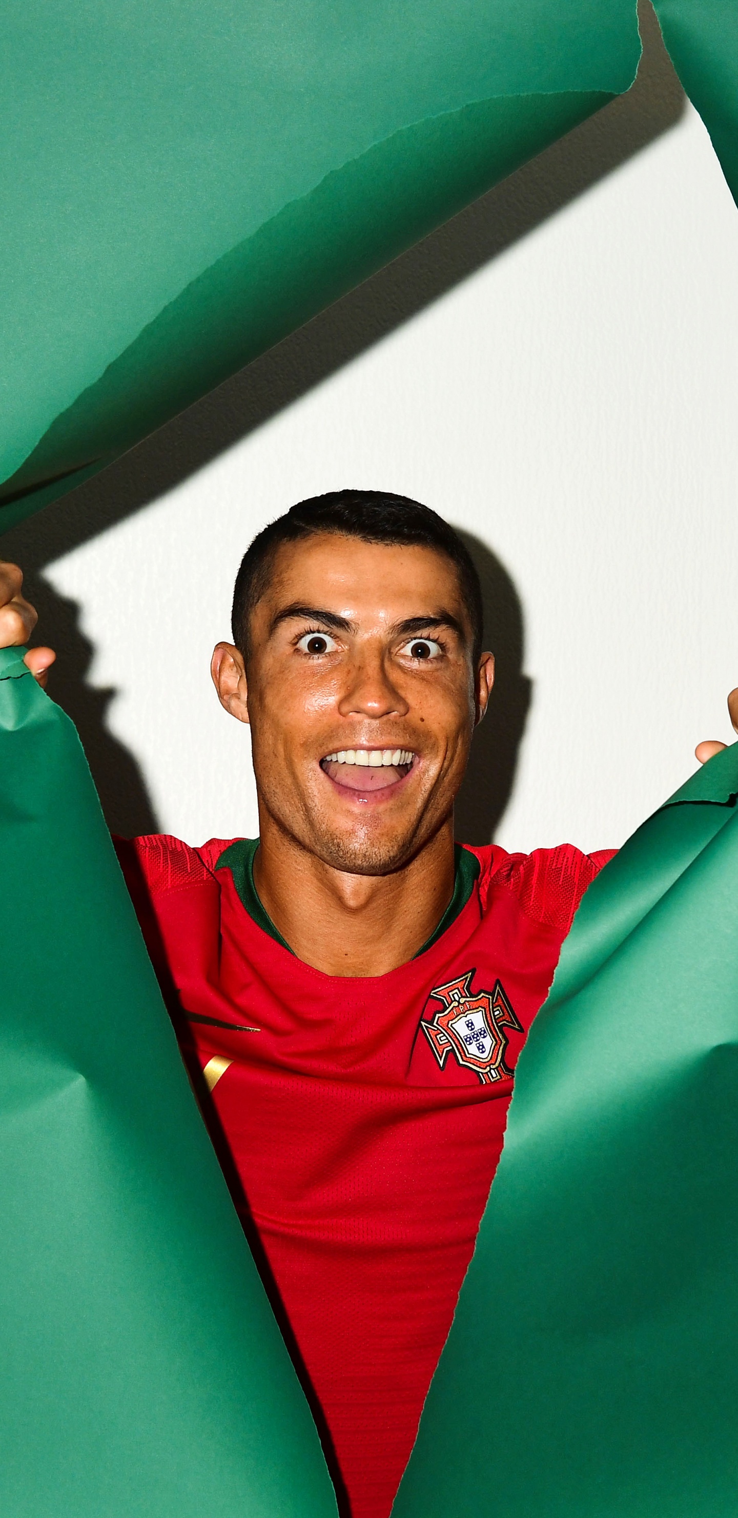 Hombre en Polo Rojo Sonriendo. Wallpaper in 1440x2960 Resolution