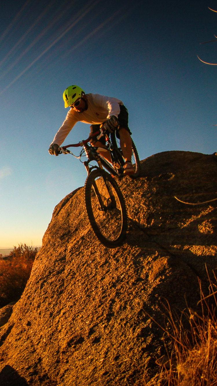 Hombre Con Camisa Verde Montando Bicicleta de Montaña en la Montaña de Roca Marrón Durante el Día. Wallpaper in 750x1334 Resolution