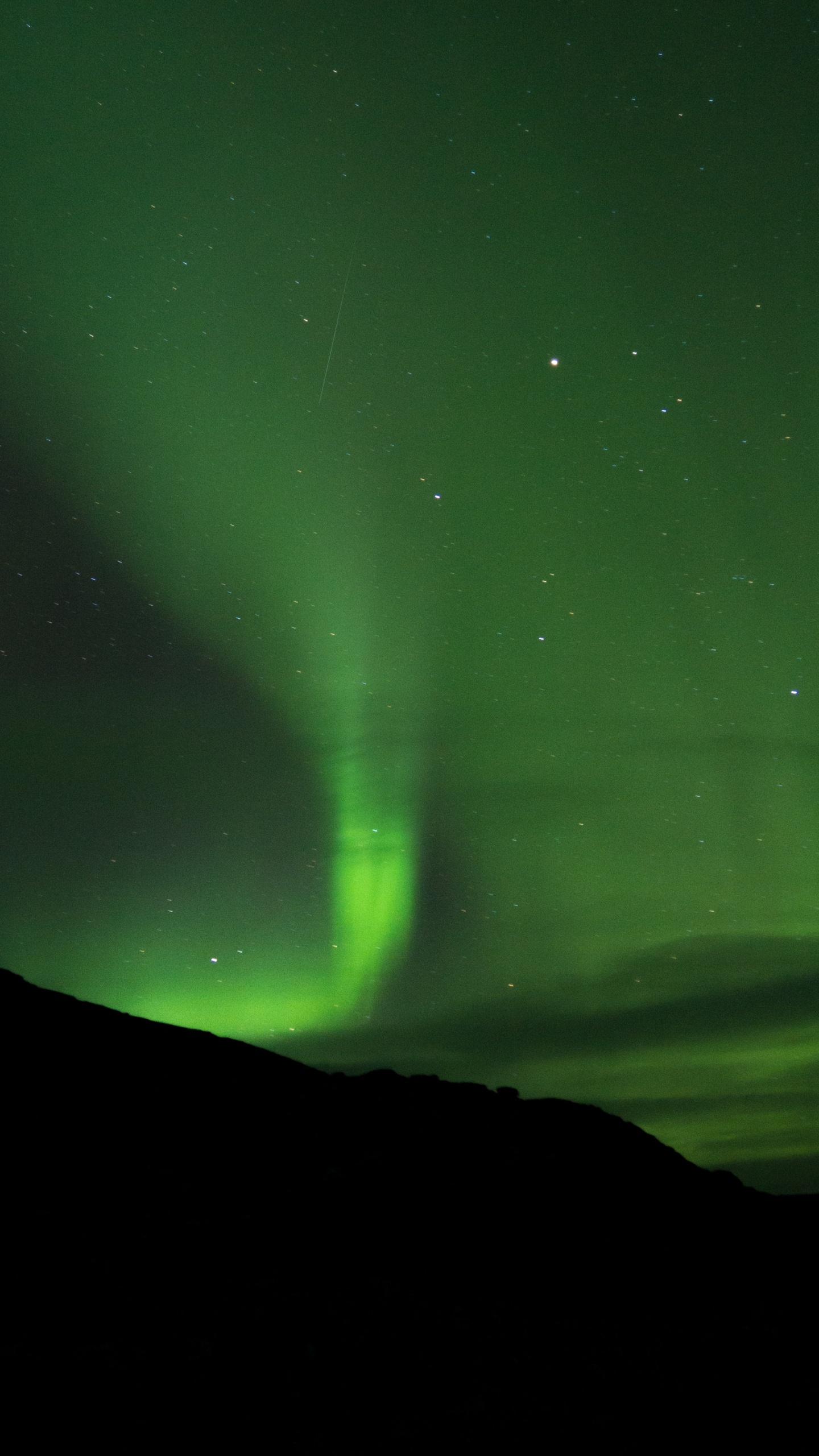 Cielo Verde Con Estrellas Durante la Noche. Wallpaper in 1440x2560 Resolution