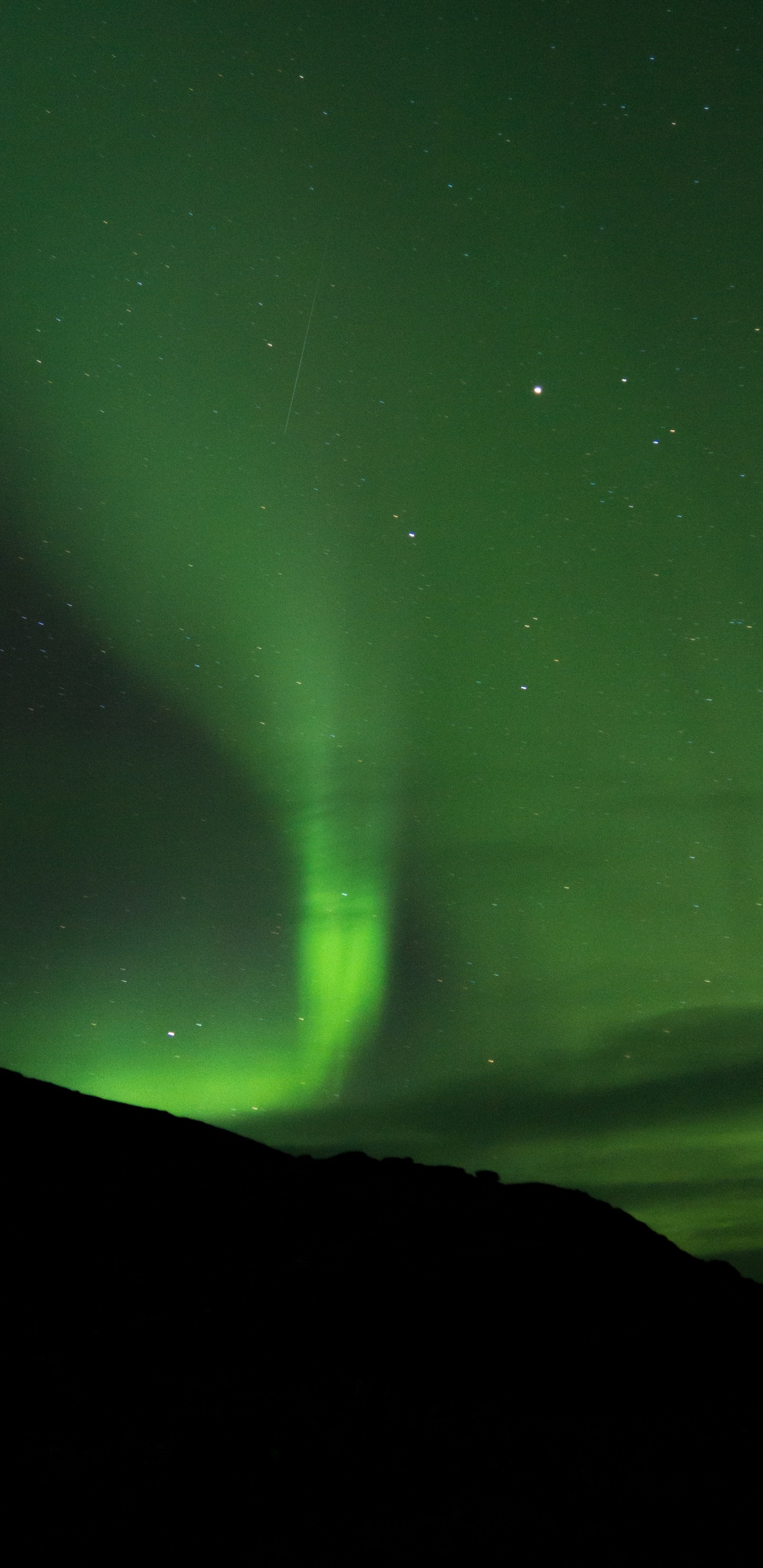 Cielo Verde Con Estrellas Durante la Noche. Wallpaper in 1440x2960 Resolution