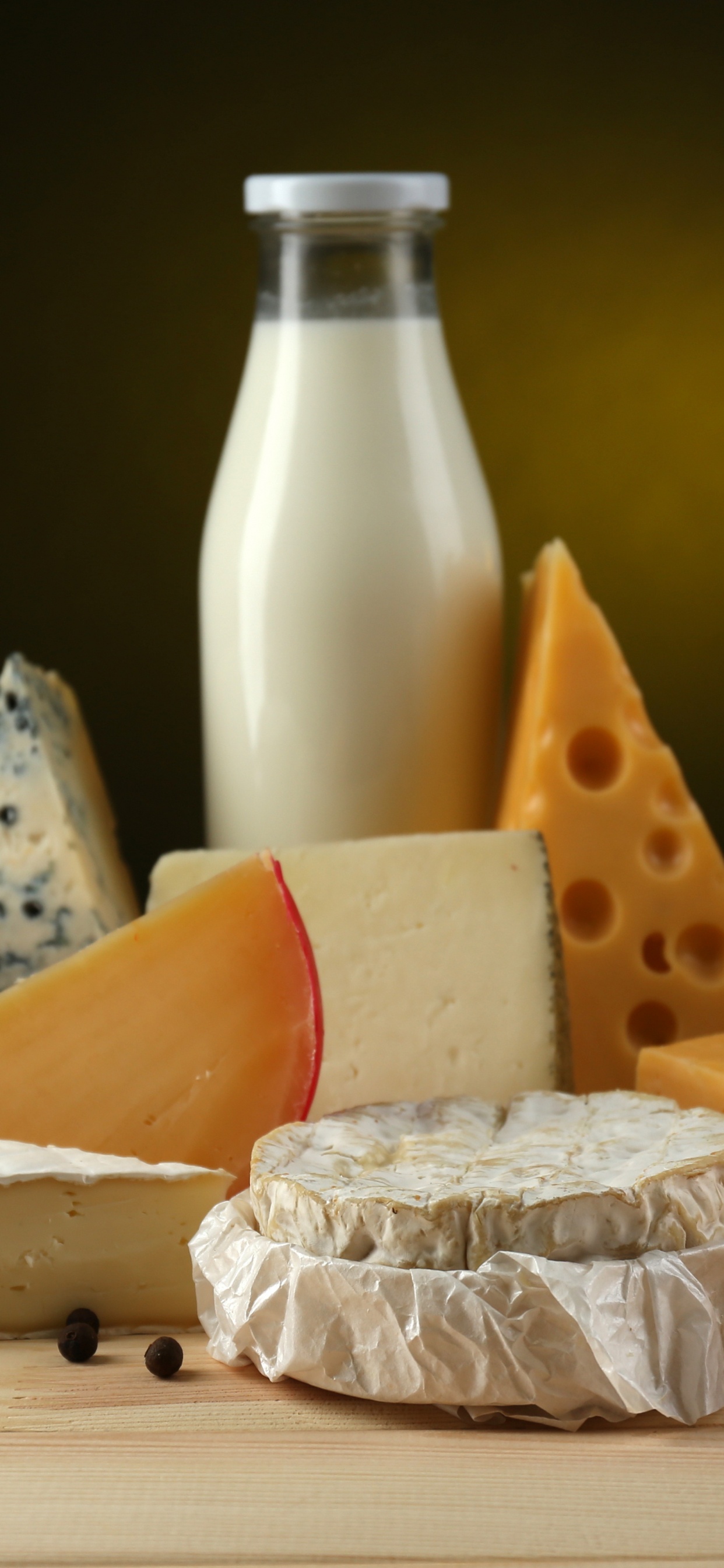 Cono Blanco y Marrón Sobre Textil Blanco. Wallpaper in 1242x2688 Resolution