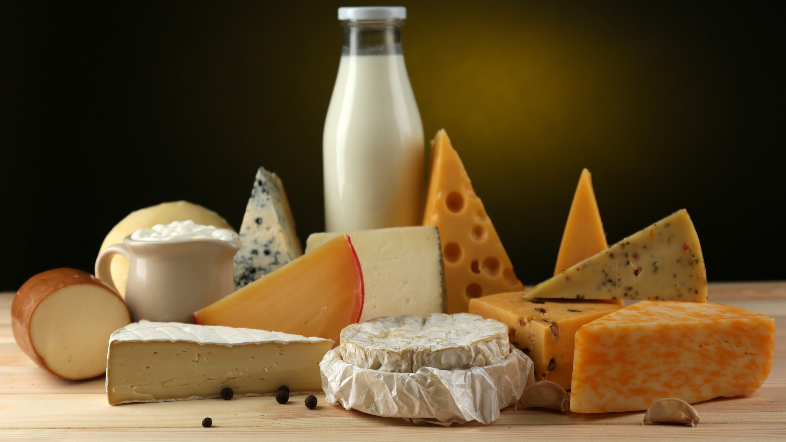 Cono Blanco y Marrón Sobre Textil Blanco. Wallpaper in 2560x1440 Resolution