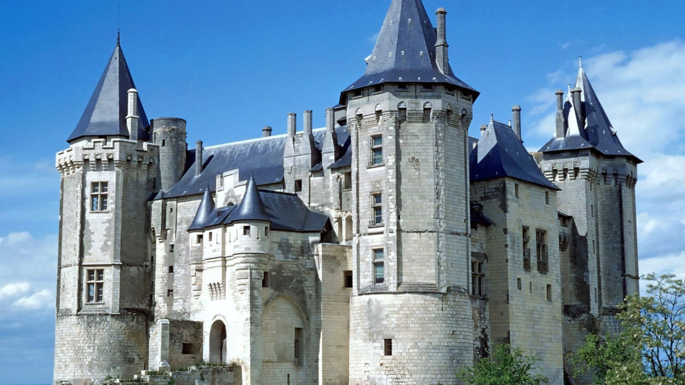 Castillo de Hormigón Gris Bajo un Cielo Azul Durante el Día. Wallpaper in 1366x768 Resolution