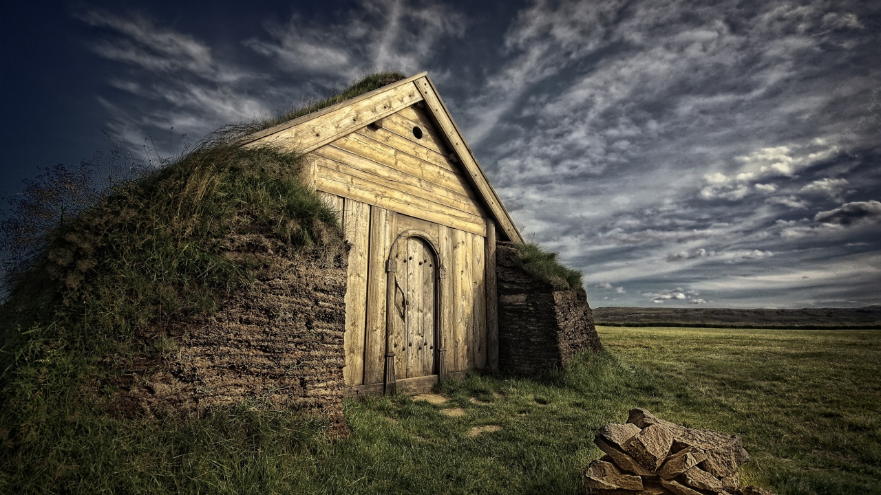 Maison en Bois Marron Sur Terrain D'herbe Verte Sous Ciel Bleu Pendant la Journée. Wallpaper in 1280x720 Resolution