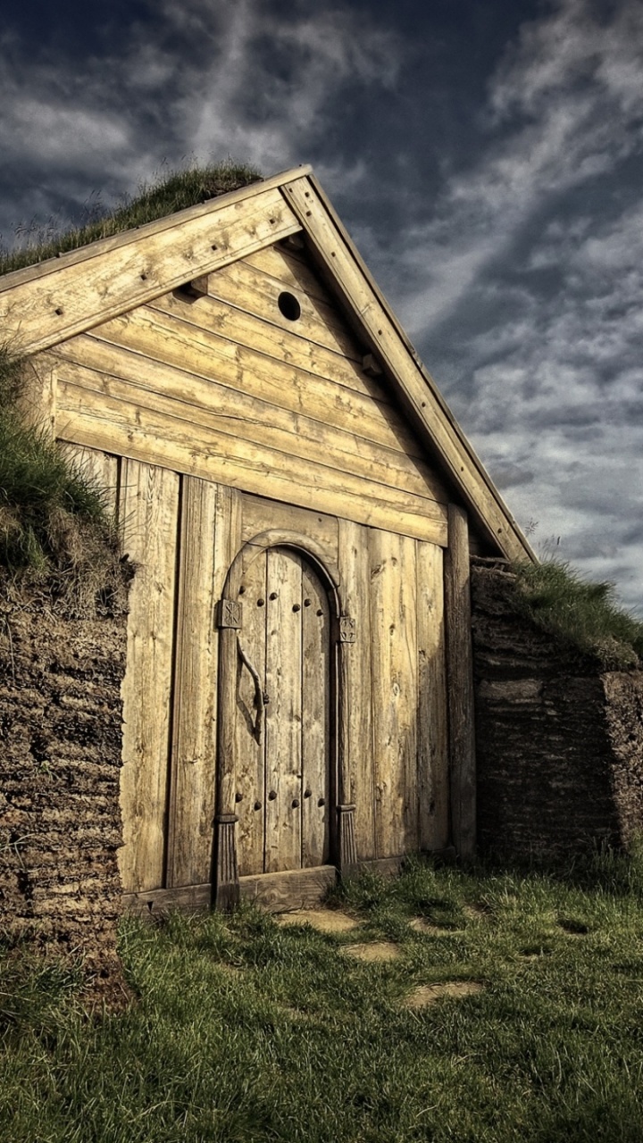 Maison en Bois Marron Sur Terrain D'herbe Verte Sous Ciel Bleu Pendant la Journée. Wallpaper in 720x1280 Resolution