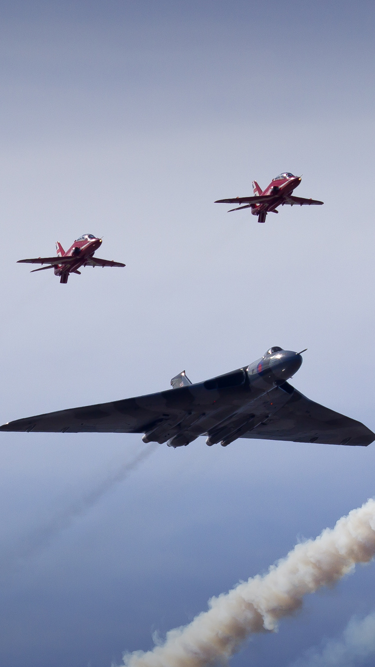 Cuatro Aviones de Combate en el Aire.. Wallpaper in 750x1334 Resolution