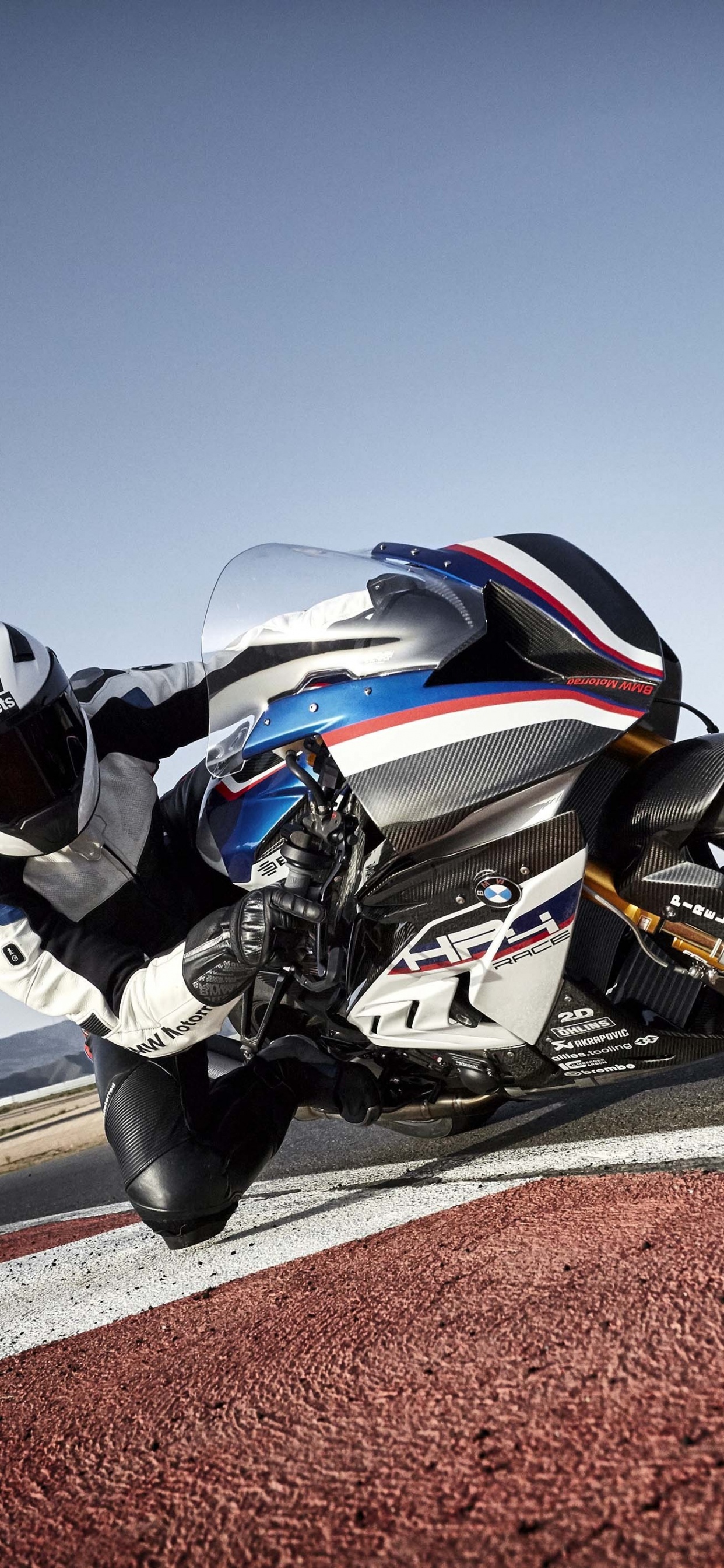 Homme au Casque de Moto Noir et Blanc Équitation Vélo de Sport Noir Sur Route Pendant la Journée. Wallpaper in 1242x2688 Resolution