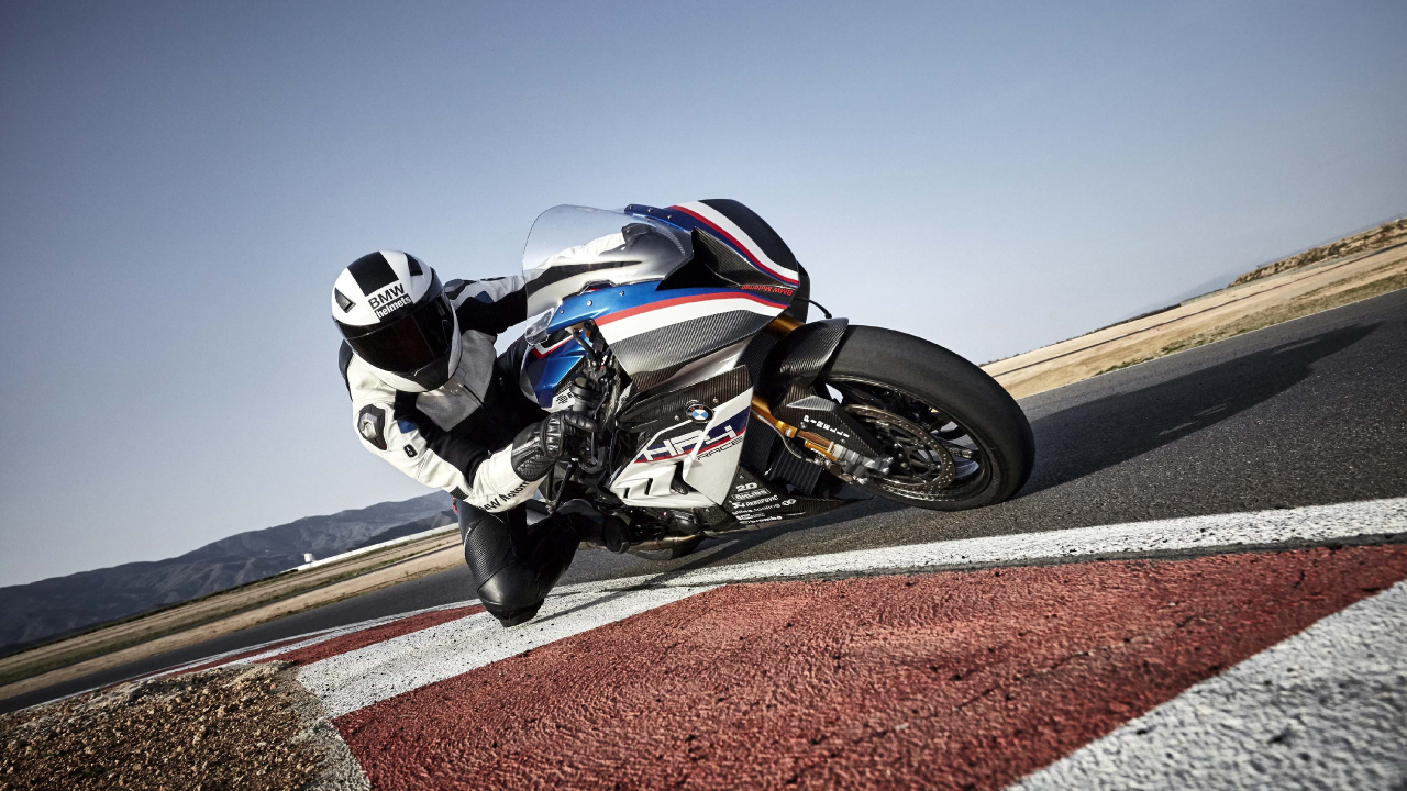 Homme au Casque de Moto Noir et Blanc Équitation Vélo de Sport Noir Sur Route Pendant la Journée. Wallpaper in 1280x720 Resolution