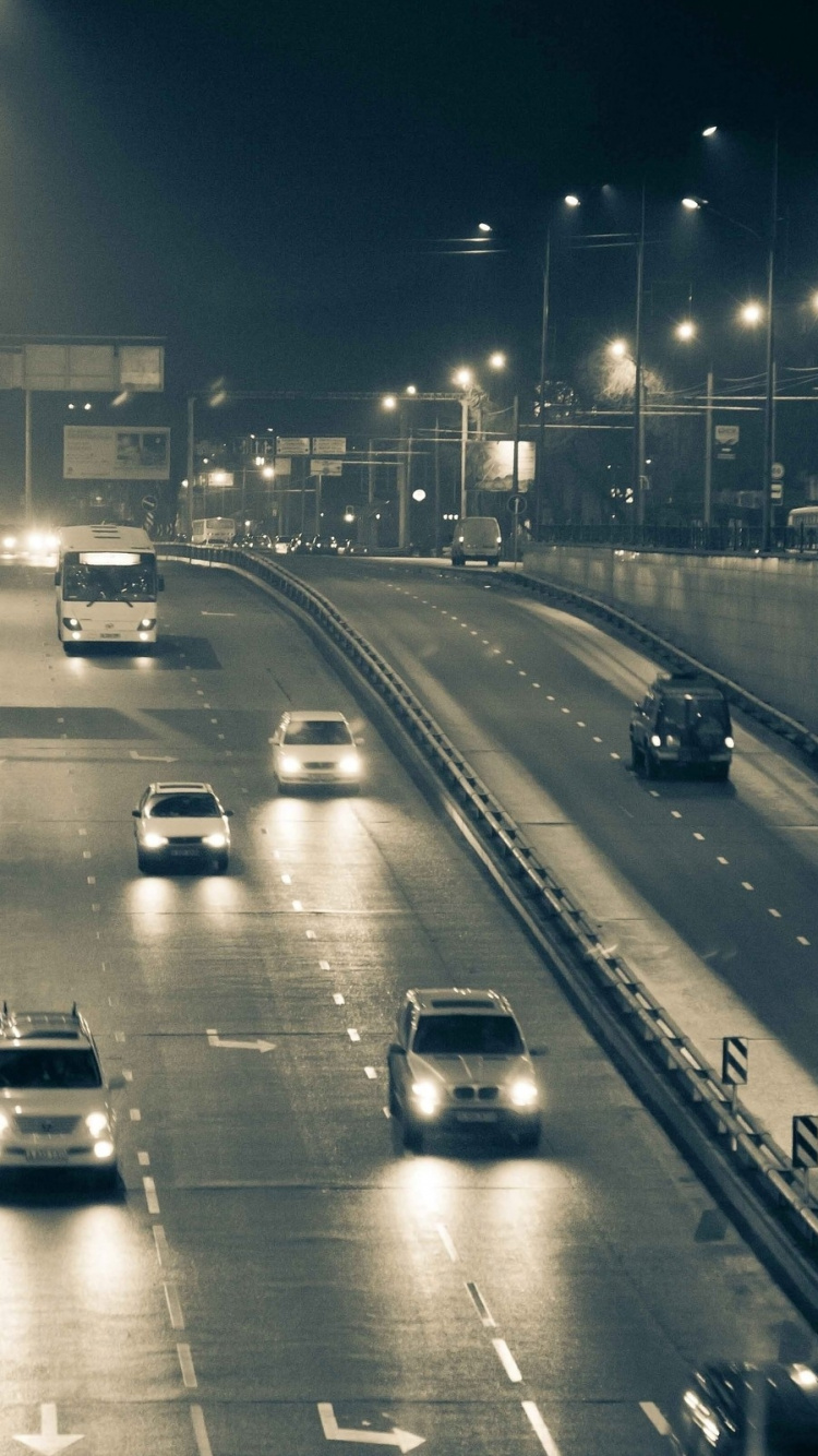 Coches en la Carretera Durante la Noche.. Wallpaper in 750x1334 Resolution