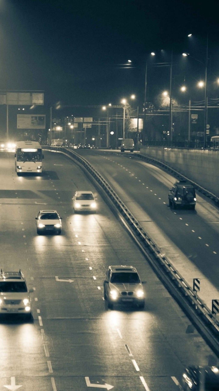 Voitures Sur Route Pendant la Nuit. Wallpaper in 720x1280 Resolution