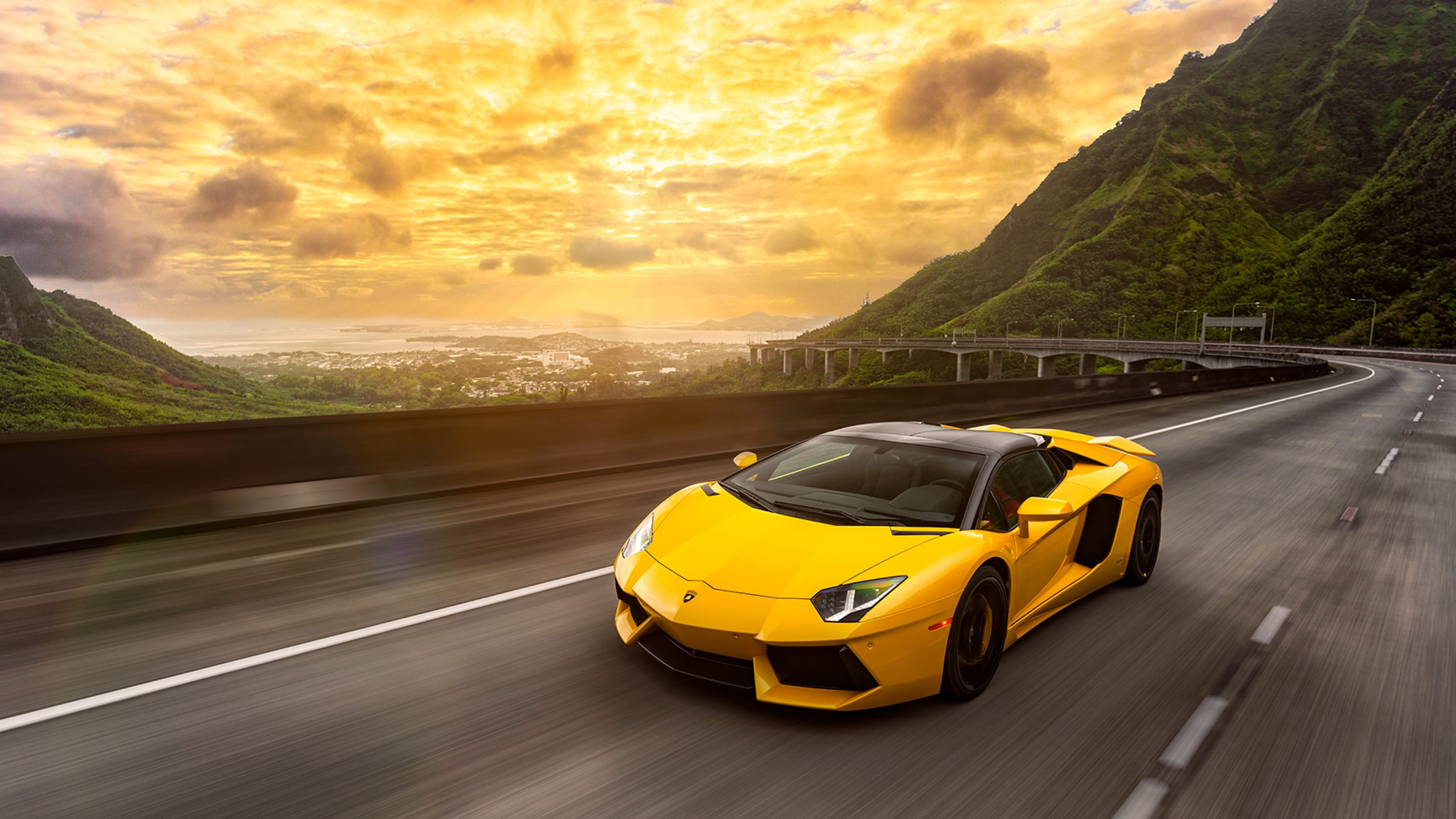 Gelber Lamborghini Aventador Tagsüber Unterwegs. Wallpaper in 3840x2160 Resolution