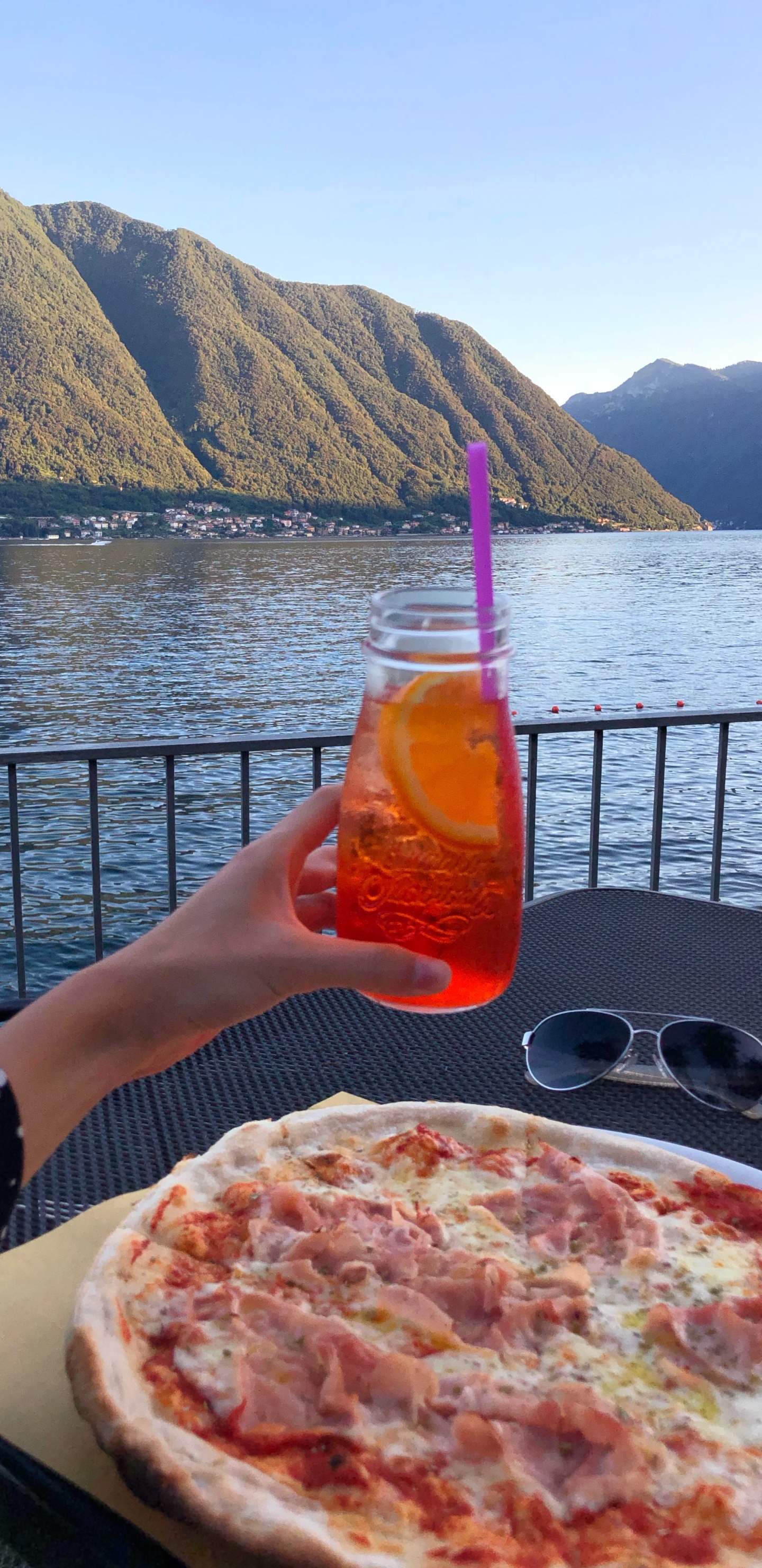 Pizza, Cocina Europea, Agua, Cuerpo de Agua, Las Formaciones Montañosas. Wallpaper in 1440x2960 Resolution