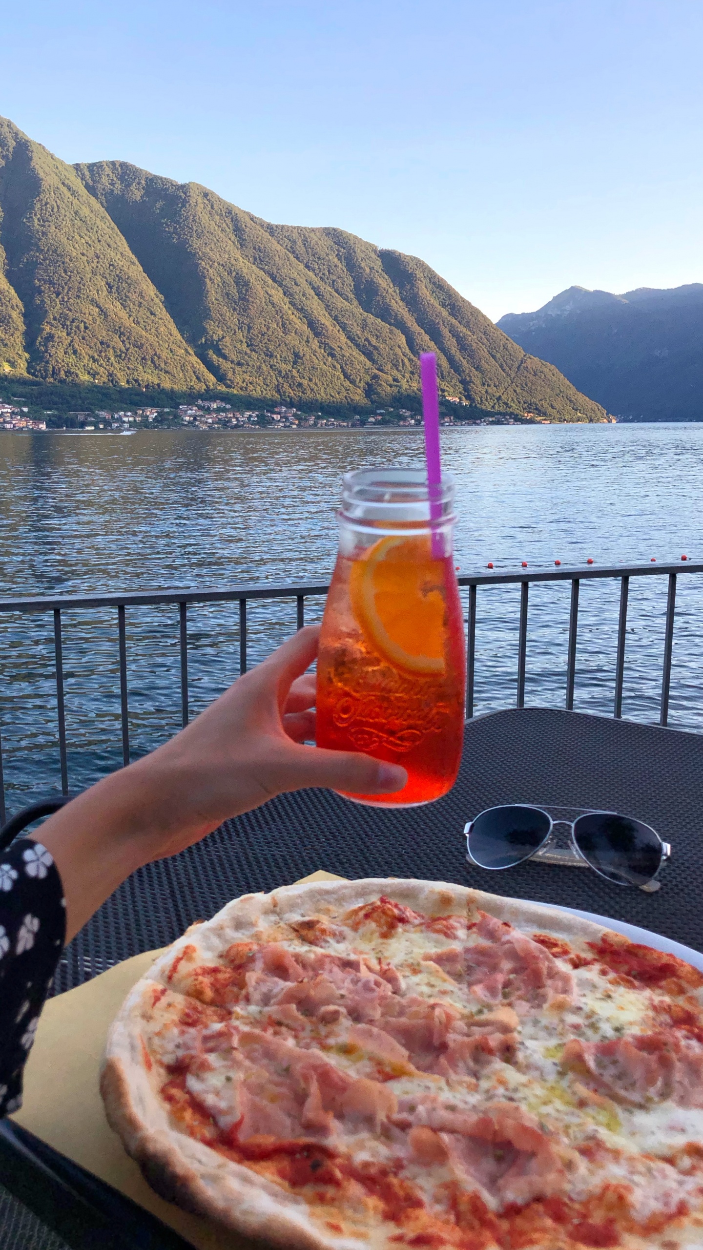 Pizza, Europäische Küche, Wasser, Gewässer, Bergigen Landschaftsformen. Wallpaper in 1440x2560 Resolution