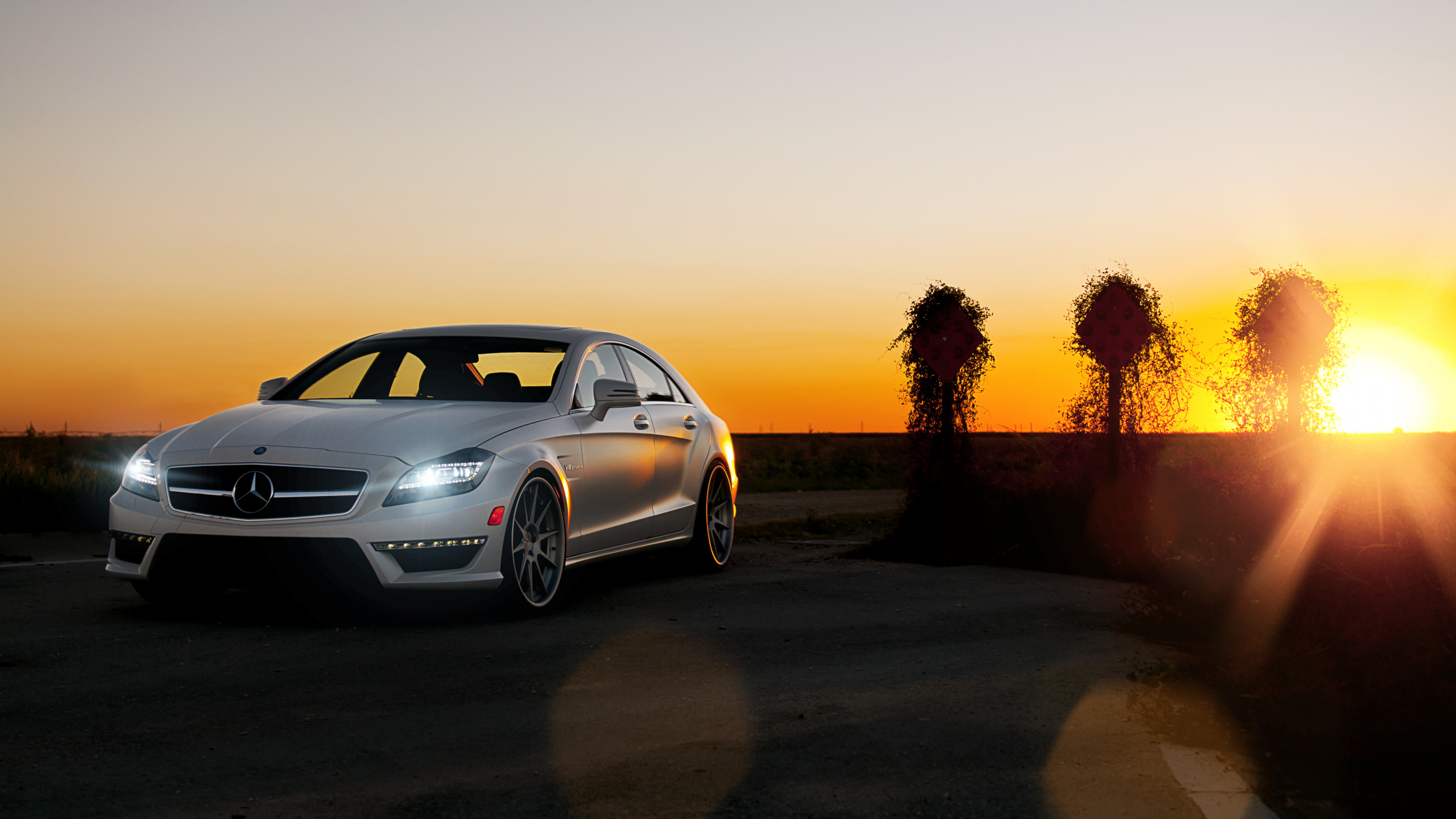 Weißes Bmw m 3 Coupe Unterwegs Bei Sonnenuntergang. Wallpaper in 2560x1440 Resolution