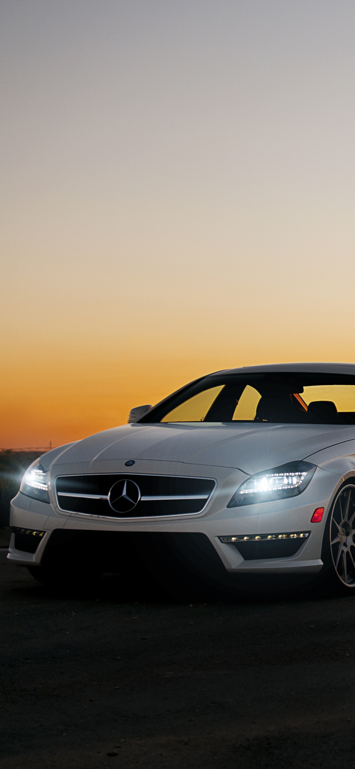 BMW M 3 Coupé Blanco en la Carretera Durante la Puesta de Sol. Wallpaper in 1242x2688 Resolution