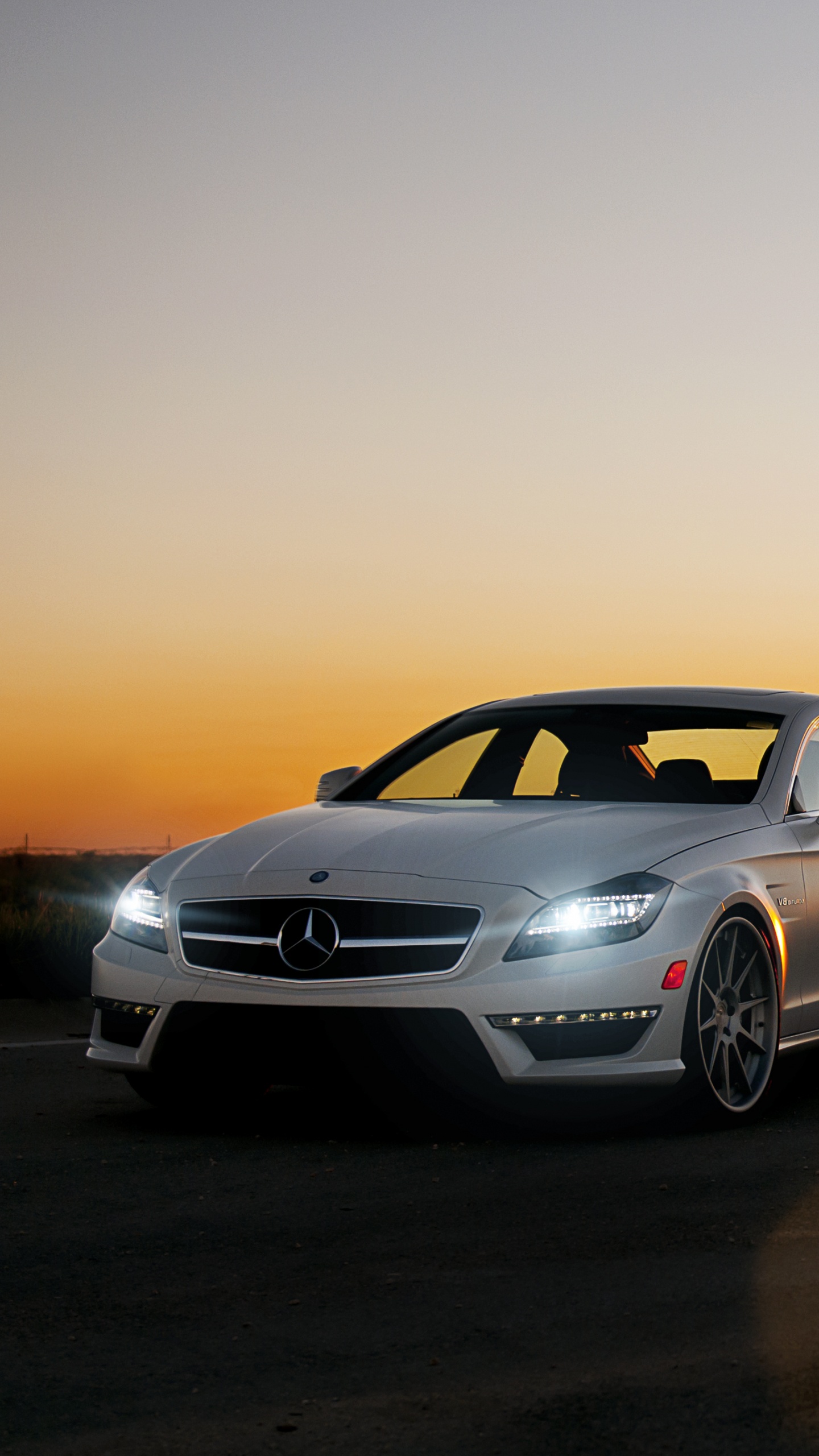 BMW M 3 Coupé Blanco en la Carretera Durante la Puesta de Sol. Wallpaper in 1440x2560 Resolution